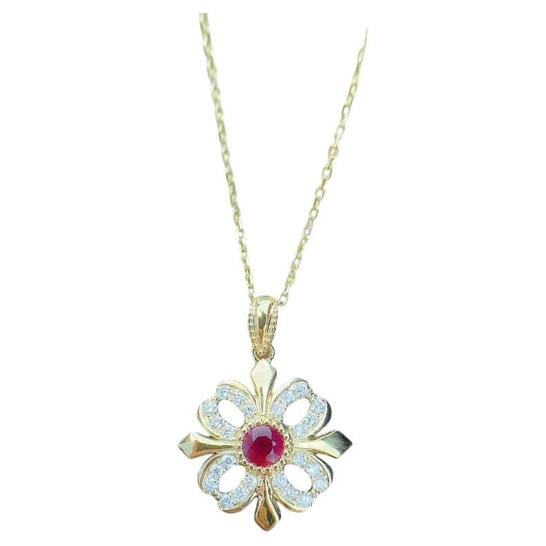 Collar calado de oro amarillo de 18 quilates Flor de iris, rubíes y diamantes