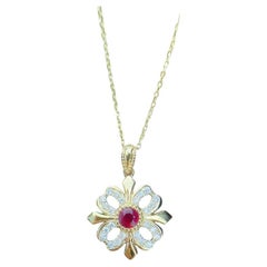 Collar calado de oro amarillo de 18 quilates Flor de iris, rubíes y diamantes