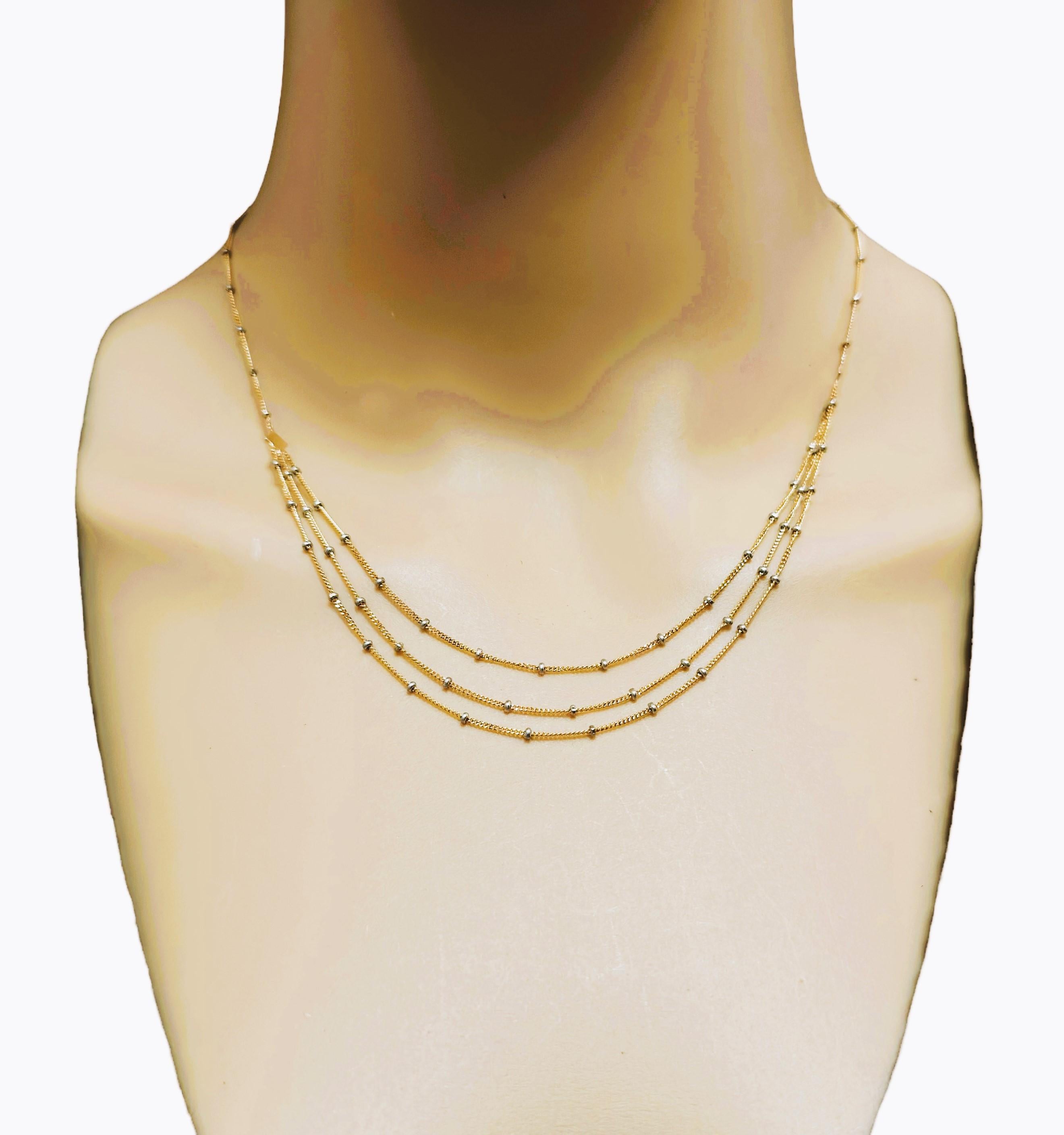 Was für eine schöne, zarte Halskette.  Eine, die Sie jeden Tag tragen können.  Es hat winzige 18k Perlen in der gesamten Halskette und der Boden hat 3 abgestufte Stränge.  Die Schließe ist eine Federschließe und es ist gestempelt 