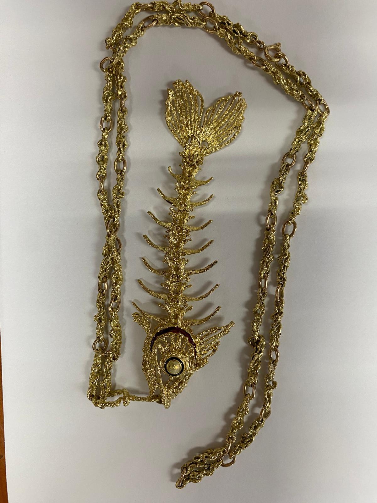 Pendentif en arête de poisson articulé en or jaune 18k avec chaîne texturée de 25 pouces en vente 1