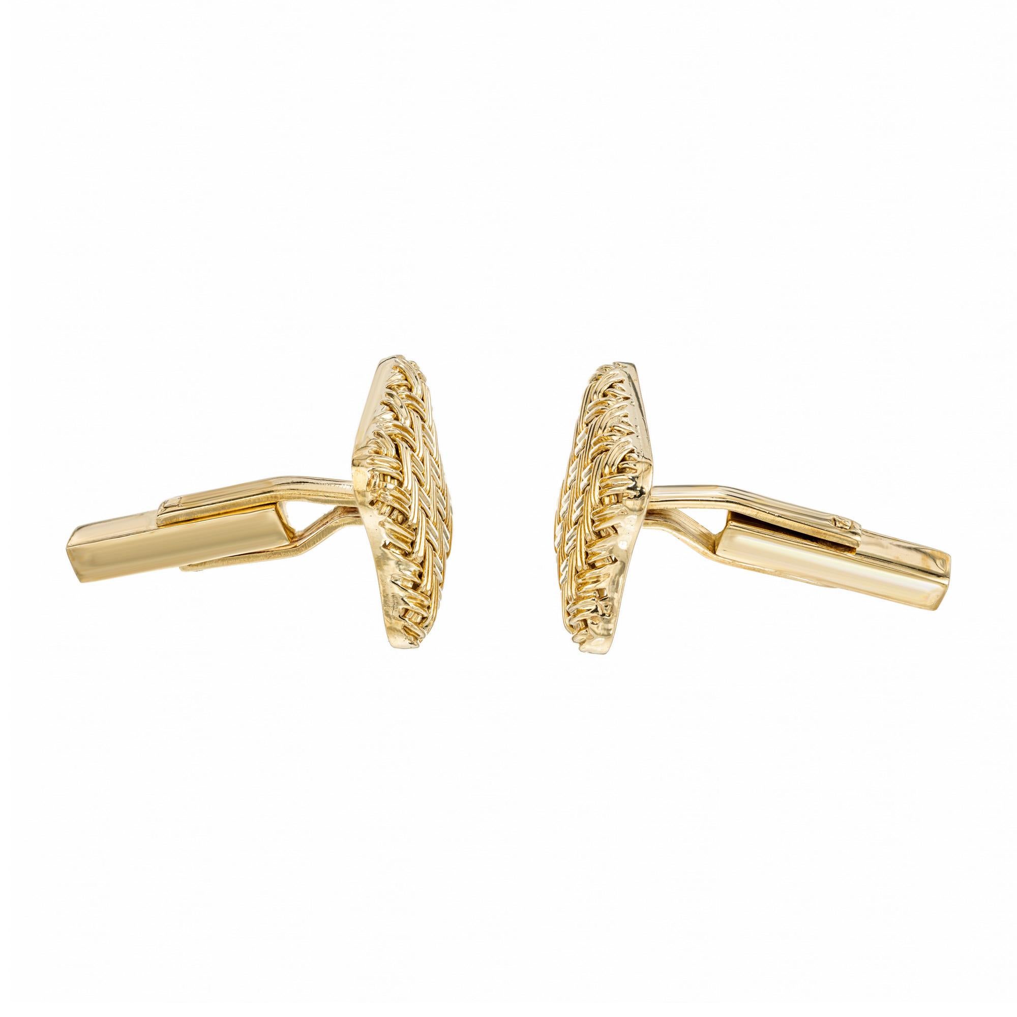 18k Yellow Gold Italian Basket Weave Mid-Century Cufflinks  In Good Condition For Sale In Stamford, CT
