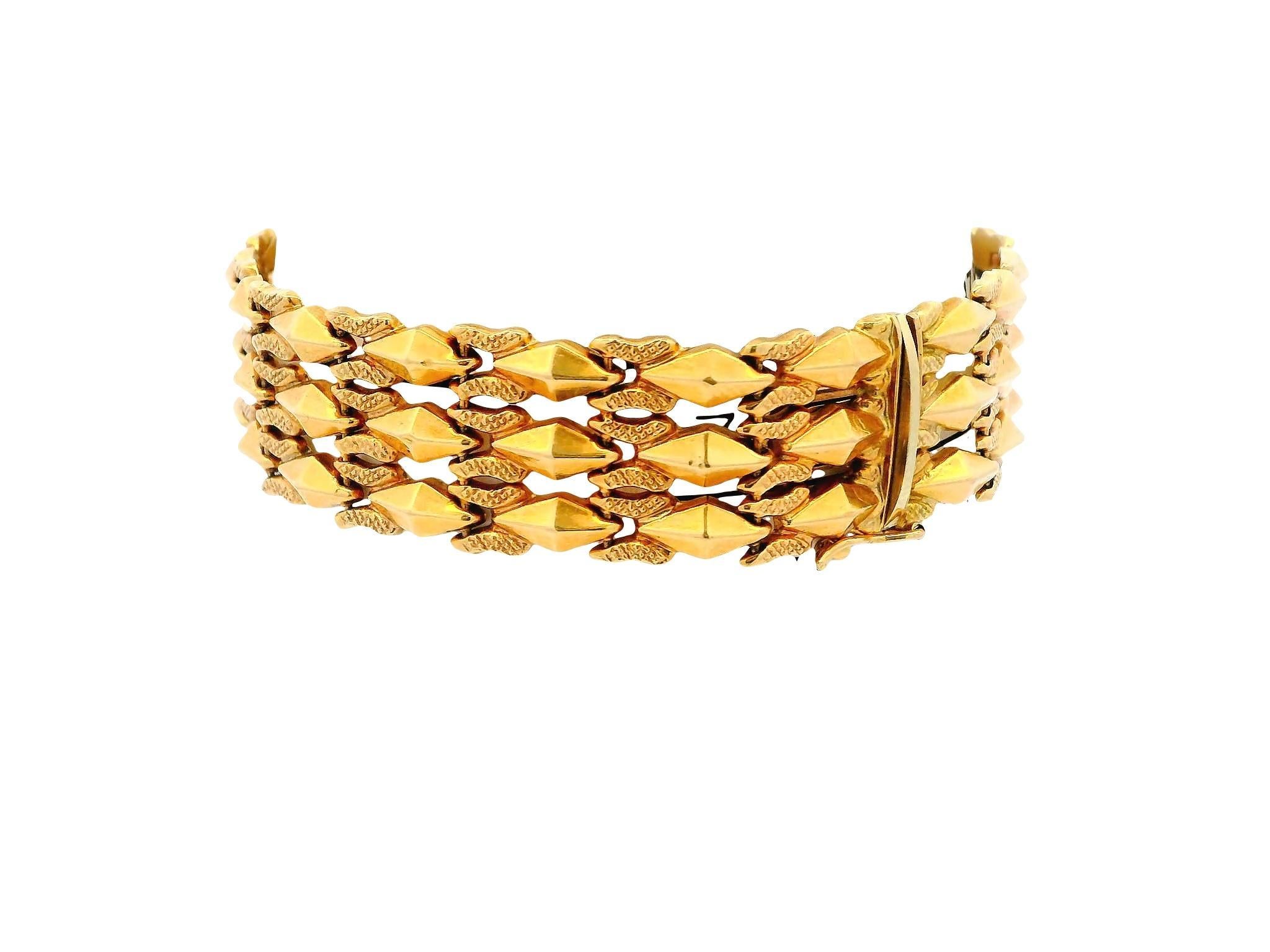 Le bracelet italien en or 18 carats est un bel accessoire qui incarne l'élégance raffinée. Il présente un design unique à emboîtement qui témoigne d'un savoir-faire artisanal exceptionnel en provenance d'Italie. 

D'une longueur de 7,25 pouces et