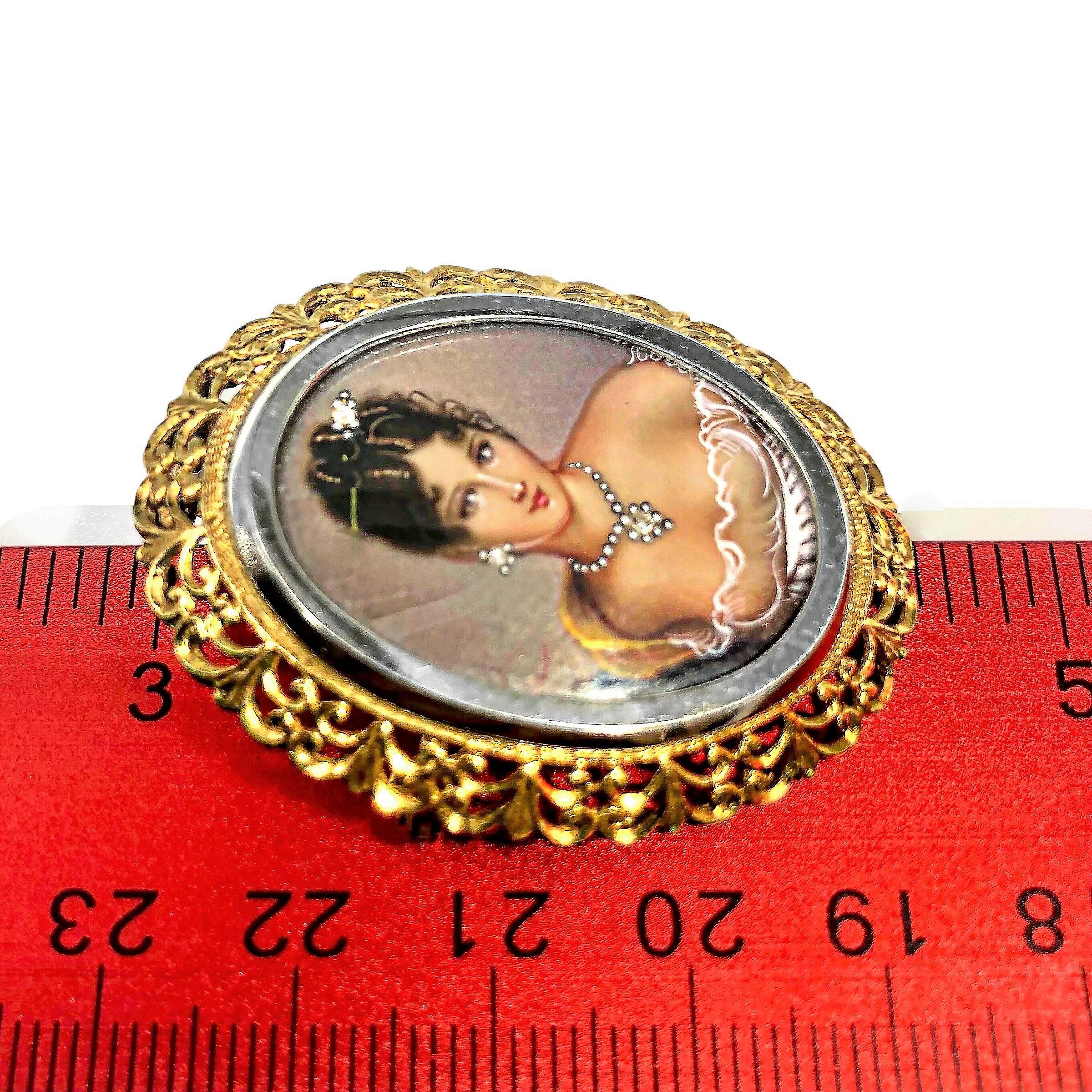 Pendentif / broche portrait italien peint à la main en or jaune 18 carats avec diamants Bon état - En vente à Palm Beach, FL