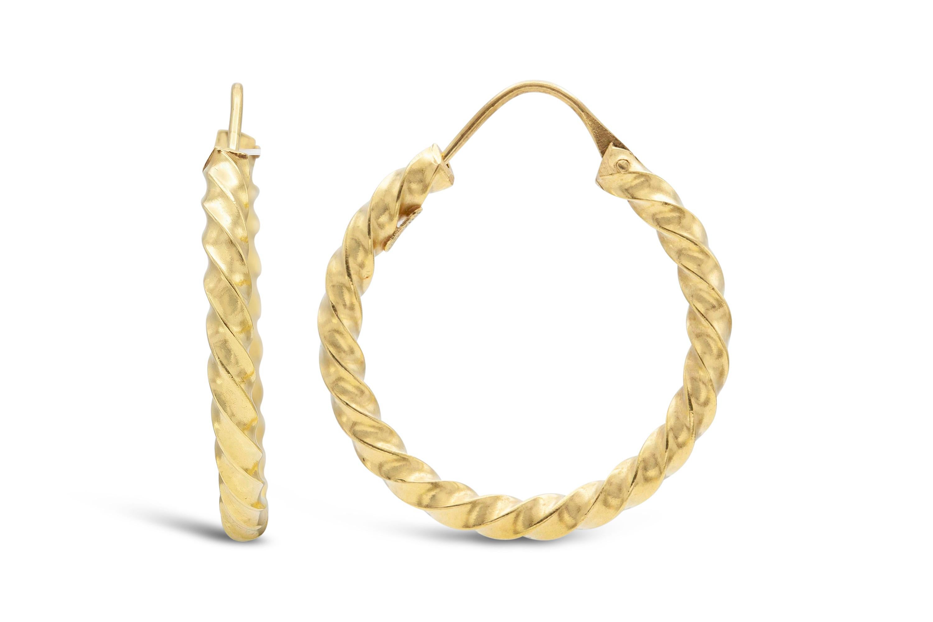 18K Yellow Gold Italian Hoop Earrings In Good Condition For Sale In New York, NY