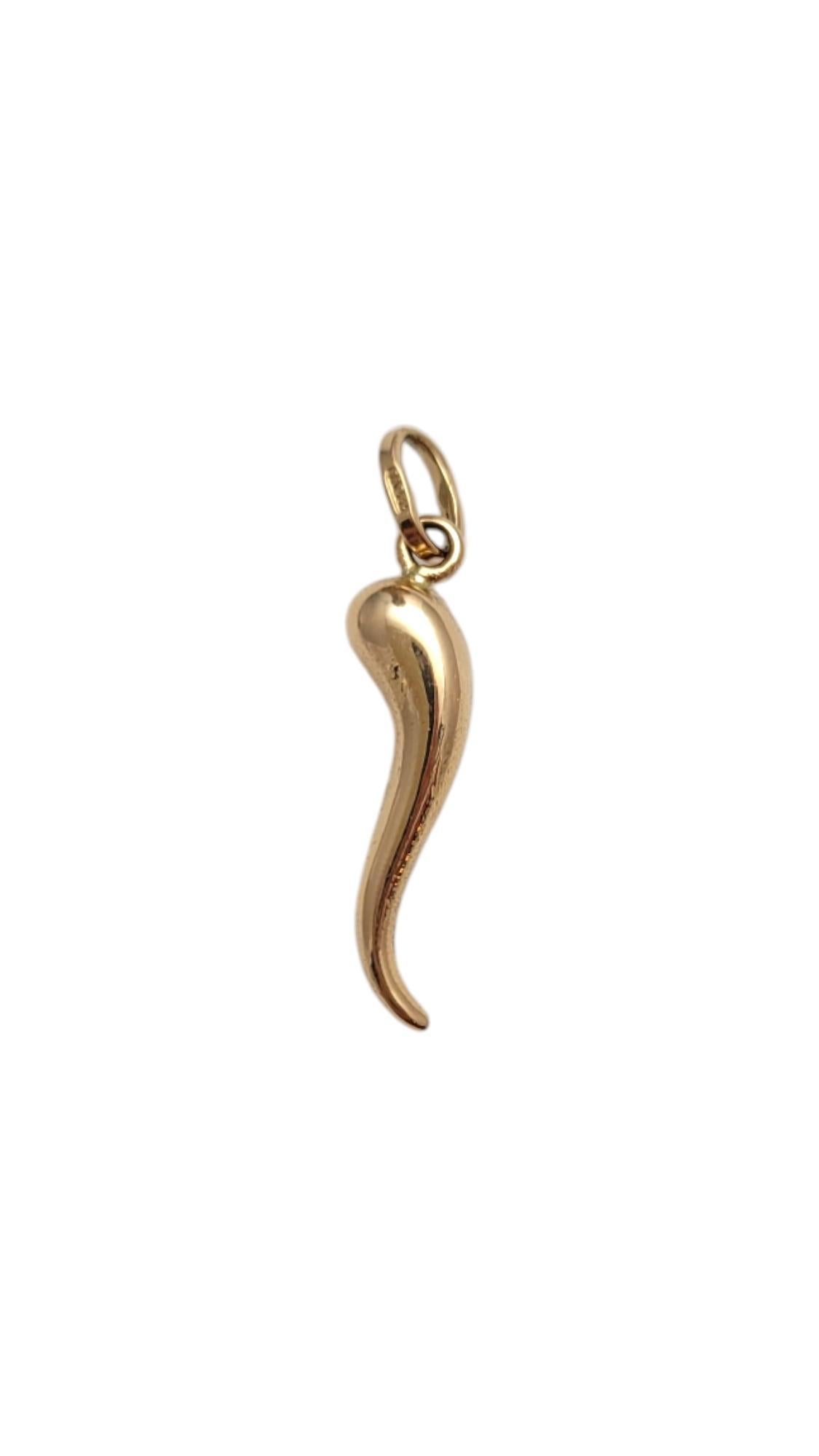 Amuleto de cuerno italiano de oro amarillo de 18 quilates 

Este amuleto de cuerno italiano es un símbolo de protección y es un componente clásico de la cultura italiana.

Tamaño: 28,32 mm X 7,0 mm X 5,07 mm

Peso: 1,53 g/ 0,98 dwt

Sello: 152VA