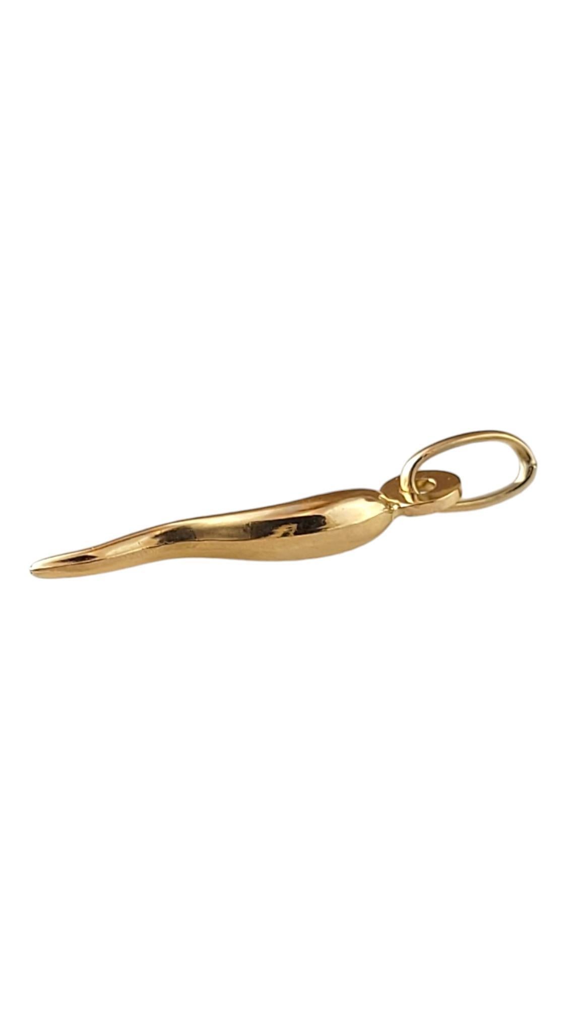 18K Yellow Gold Italian Horn Pendant

This beautiful Italian horn pendant was crafted from 18K yellow gold and would be perfect on a necklace or bracelet!

Size: 20.0mm X 3.4mm X 3.0mm

Weight: 0.3 dwt/ 0.5 g

Hallmark: 750

Very good condition,