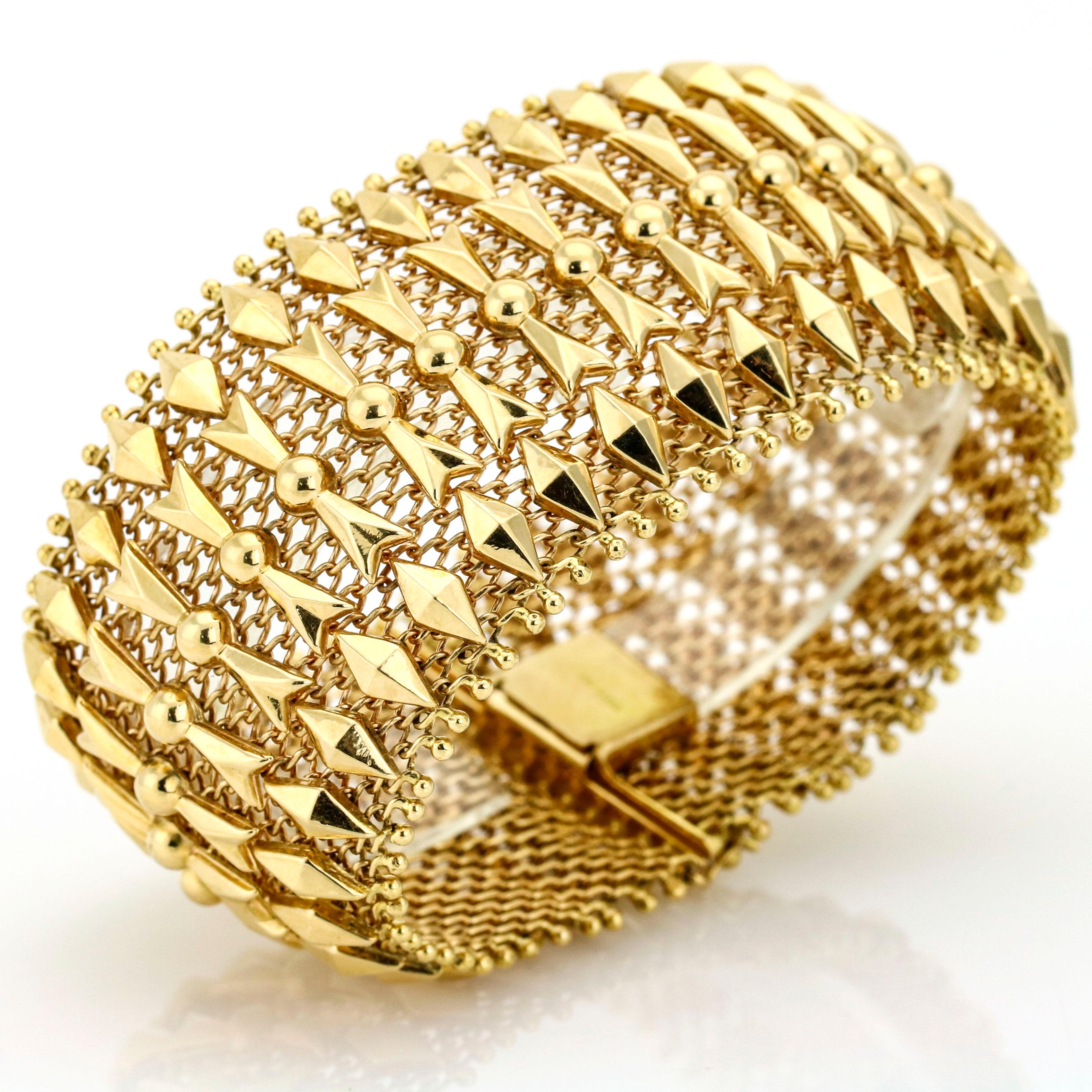 Vintage mesh bracelet in 18-karat yellow gold. Signed 255 VI. Slide clasp with safety. Made in Italy.

Size, Medium
