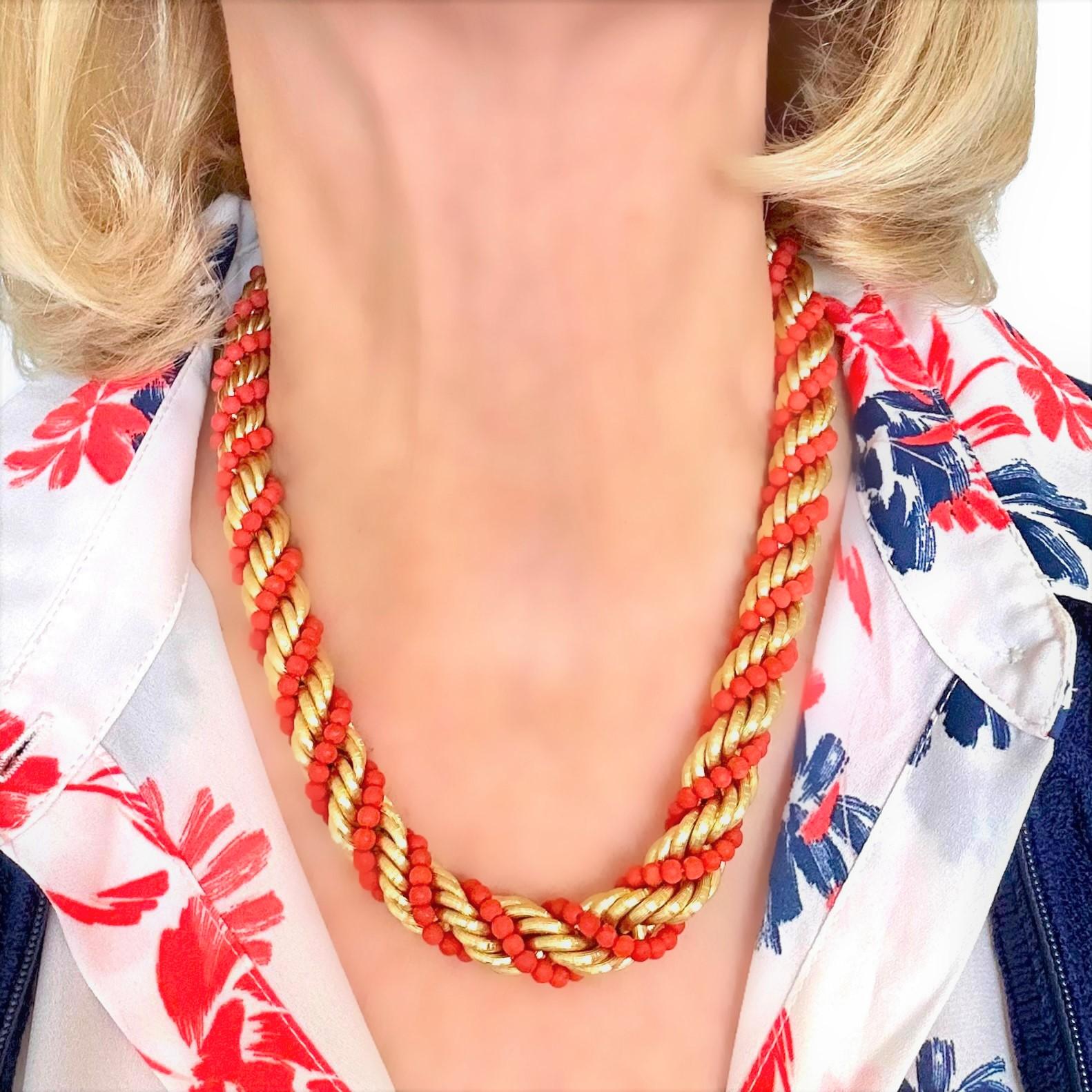 18K Yellow Gold Italian Mid-20th Century Coral Wrapped Rope Necklace In Good Condition For Sale In Palm Beach, FL