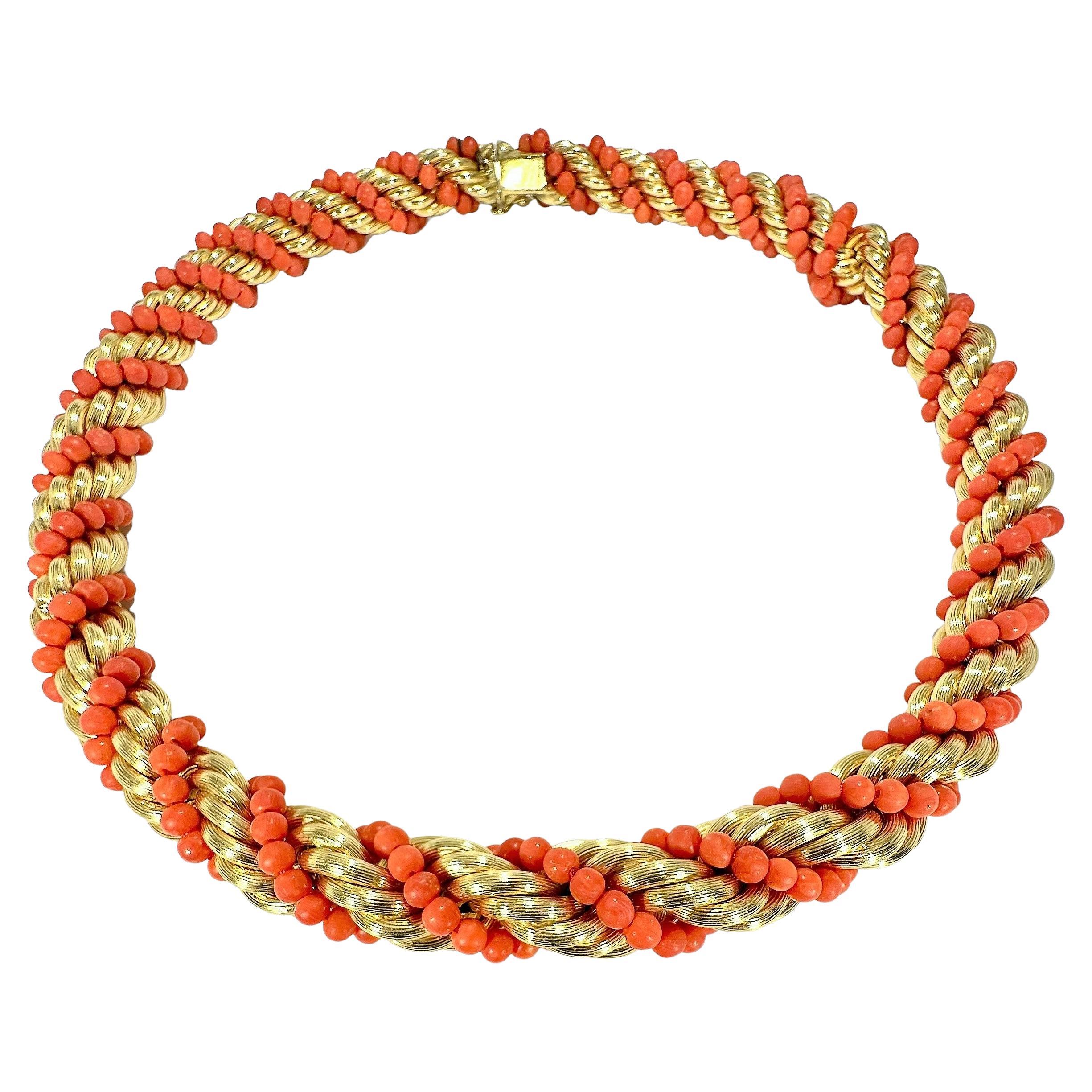 18K Yellow Gold Italian Mid-20th Century Coral Wrapped Rope Necklace For Sale