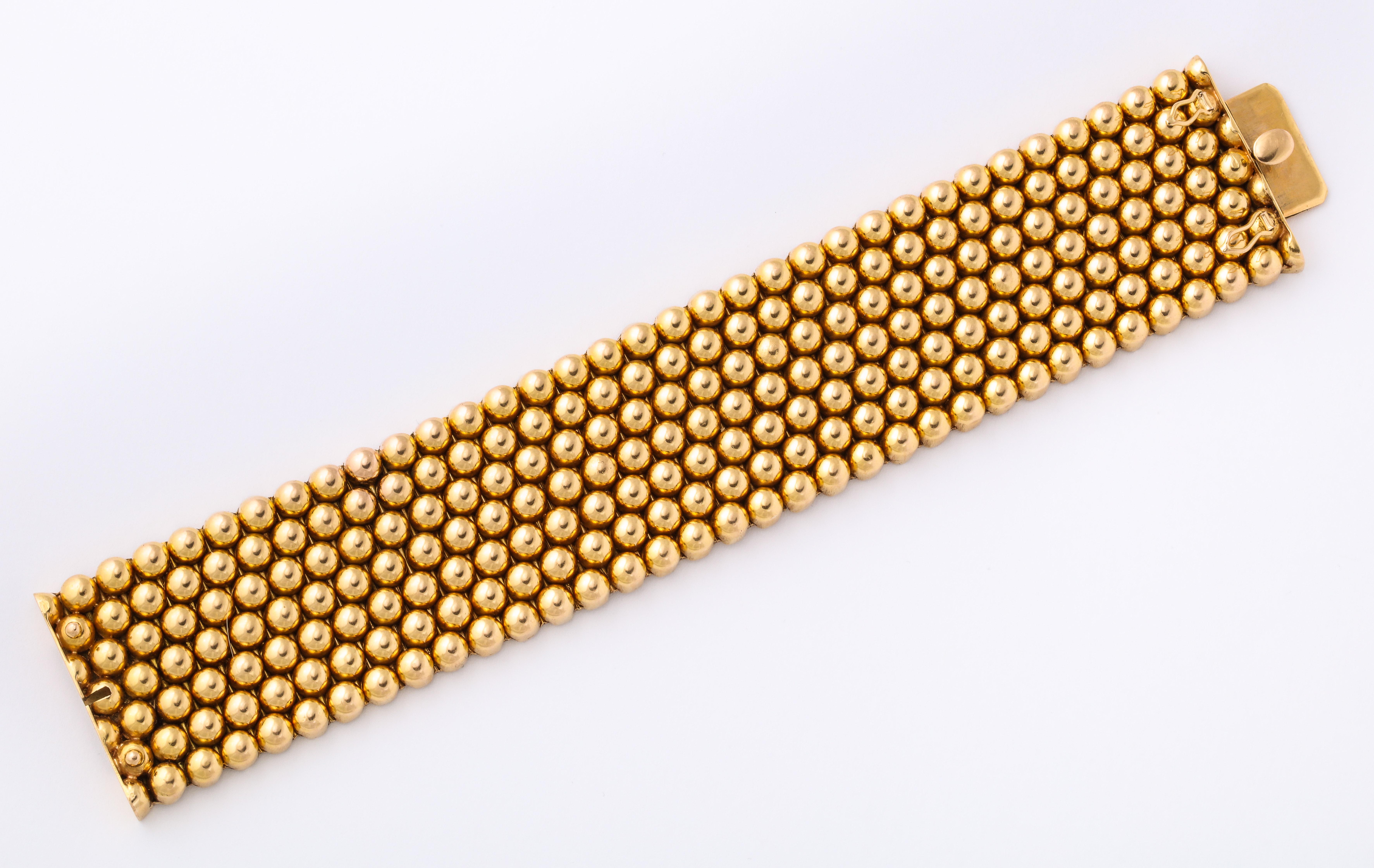 Made around 1960, this Italian bracelet, made in Vicenza, is designed with gold beads in 18K. 