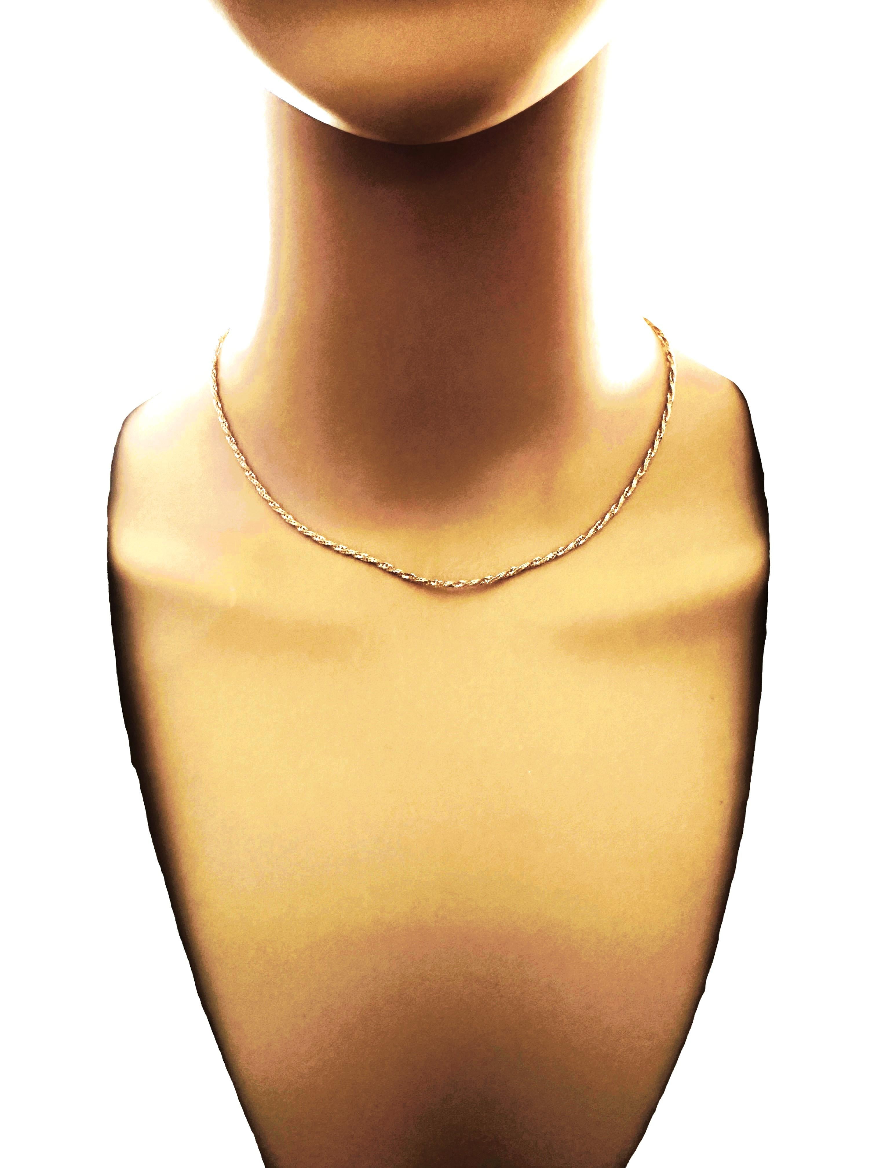Diese Halskette ist einfach wunderschön.  Ich liebe das spiralförmige Design.  Es ist eine solche Qualität gemacht Stück von UnoAErre italienischen Schmuck Makers.  Sie ist 15,5 cm lang und 1,5 mm breit und hat einen Federverschluss.  Es ist