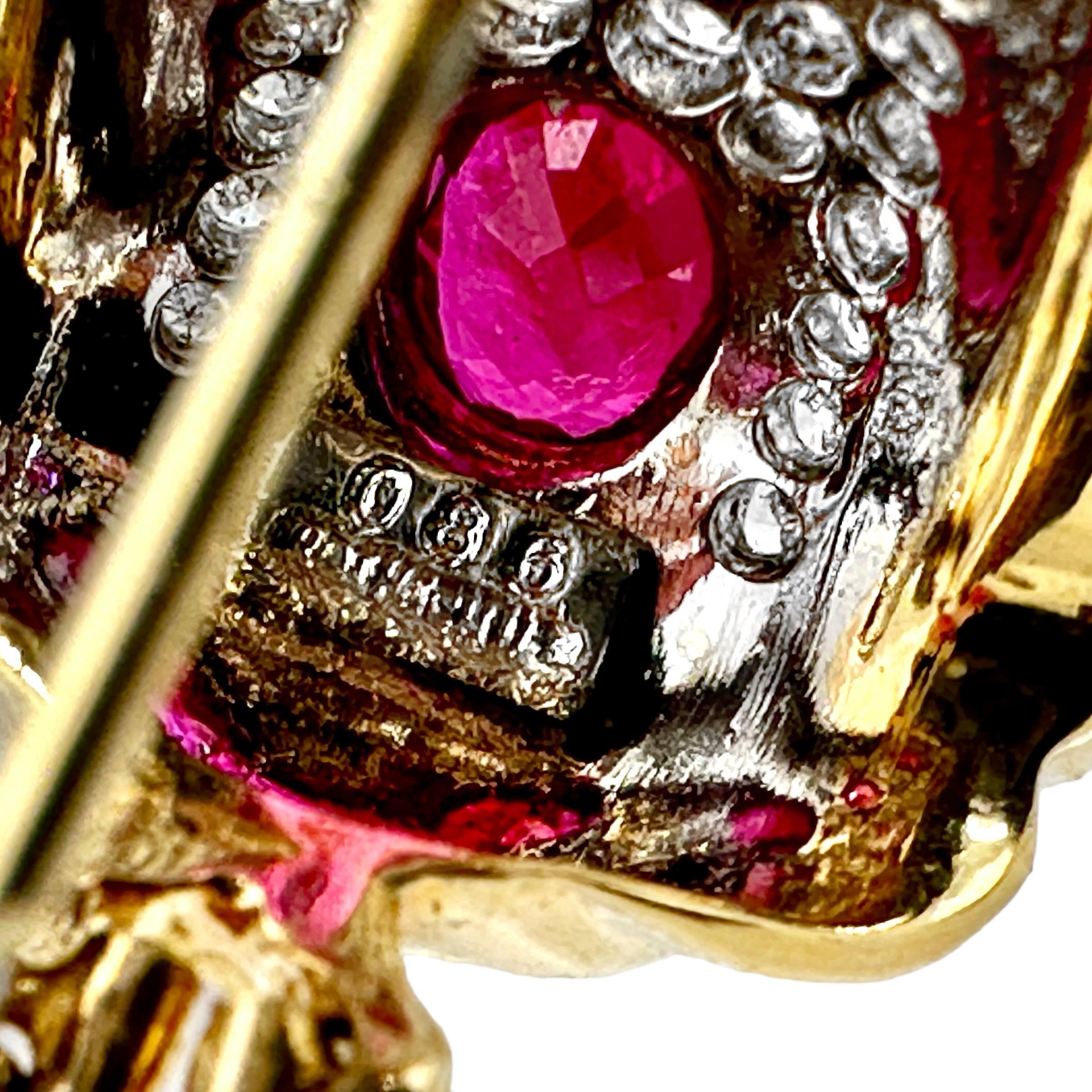 Orecchini a cerchio J in oro giallo 18K con rubini e diamanti bordati di perle in vendita 4