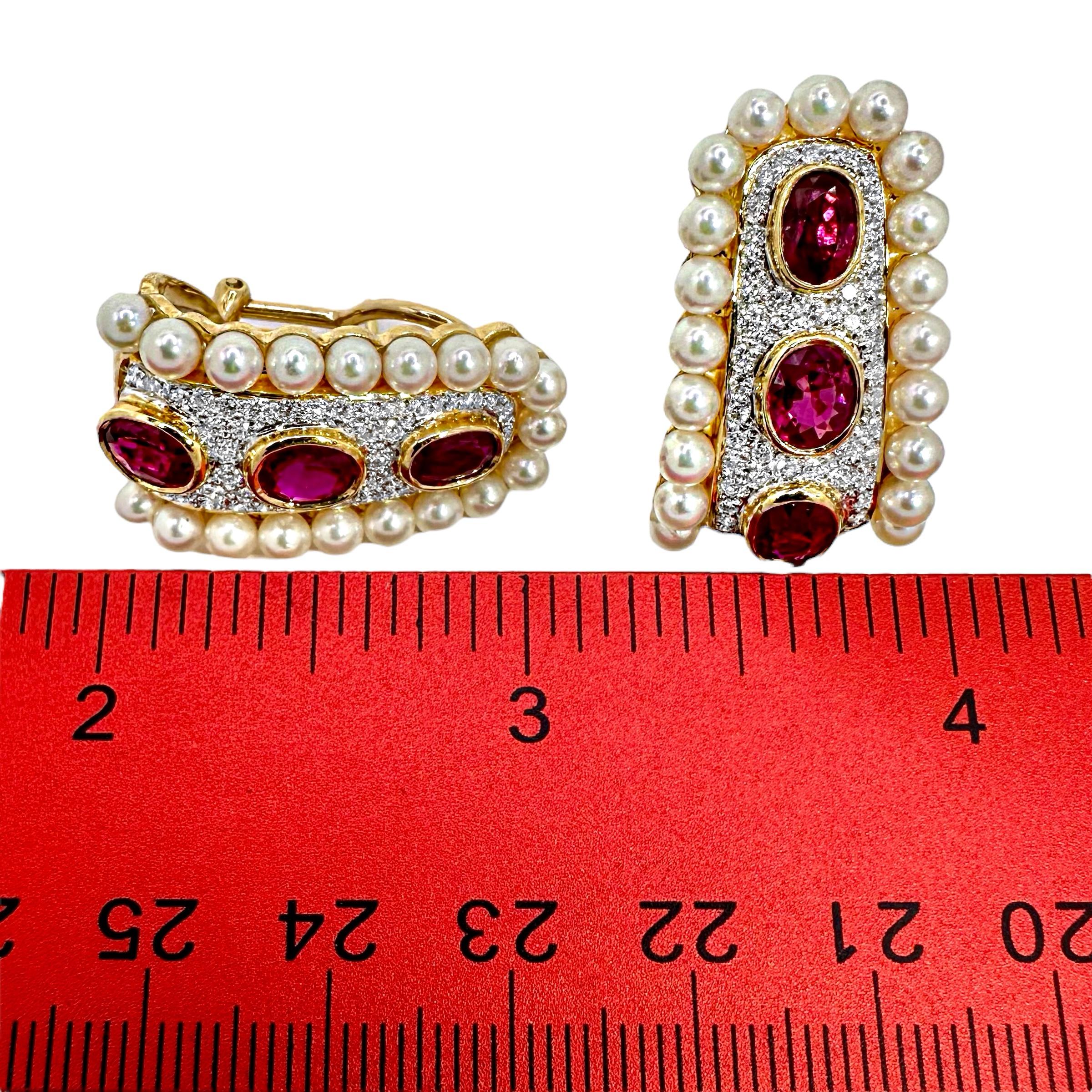 Orecchini a cerchio J in oro giallo 18K con rubini e diamanti bordati di perle in vendita 5
