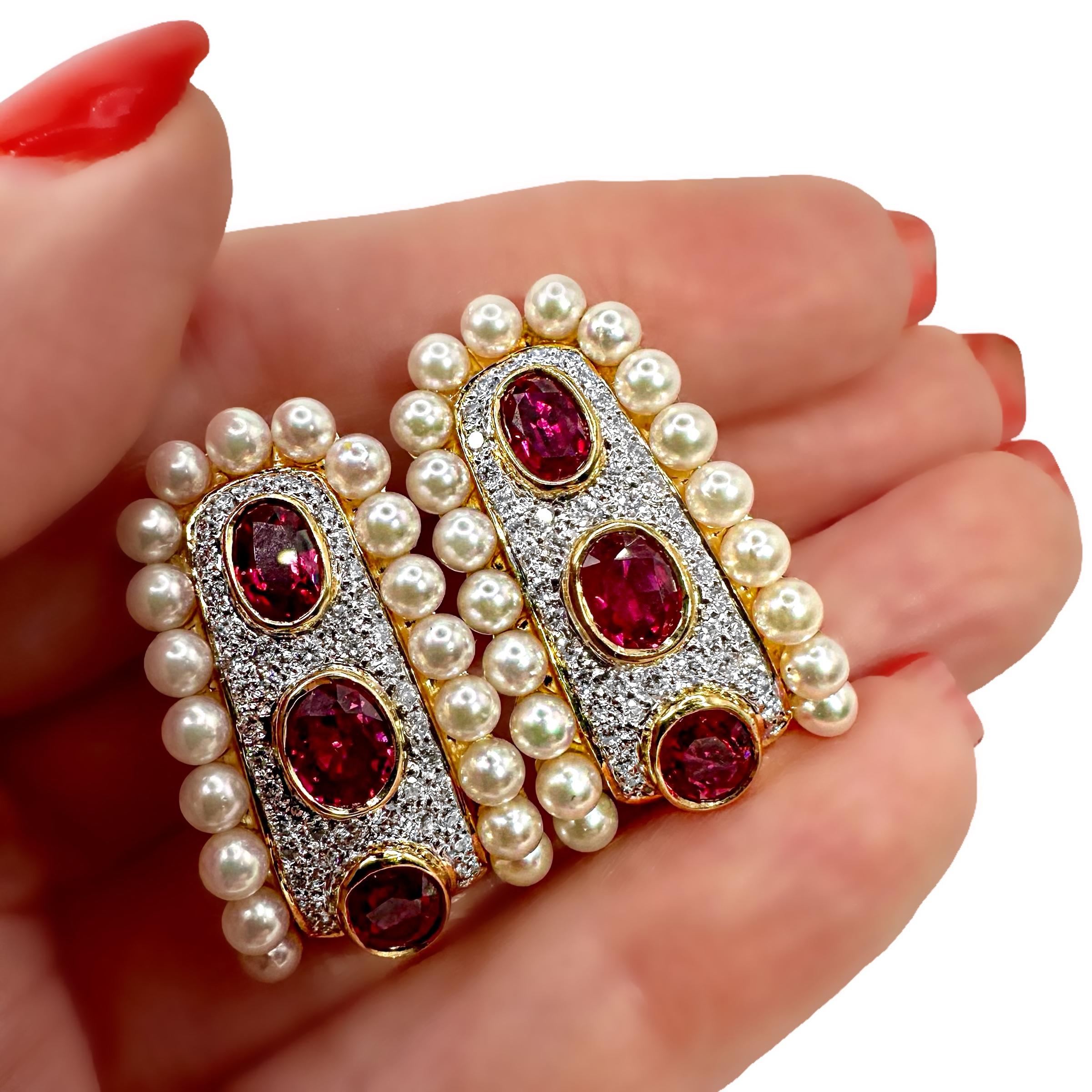 Orecchini a cerchio J in oro giallo 18K con rubini e diamanti bordati di perle in vendita 6