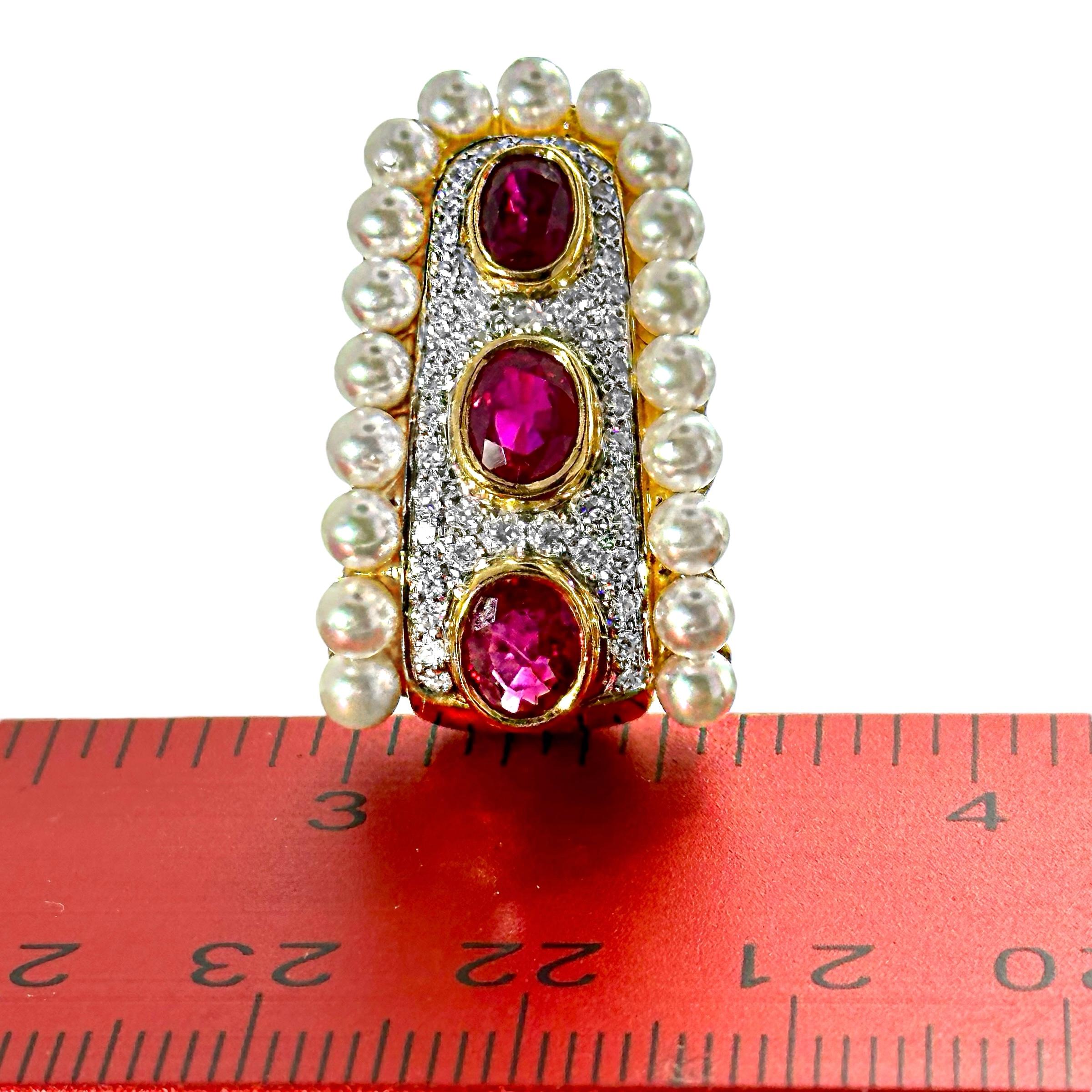 Orecchini a cerchio J in oro giallo 18K con rubini e diamanti bordati di perle in vendita 7