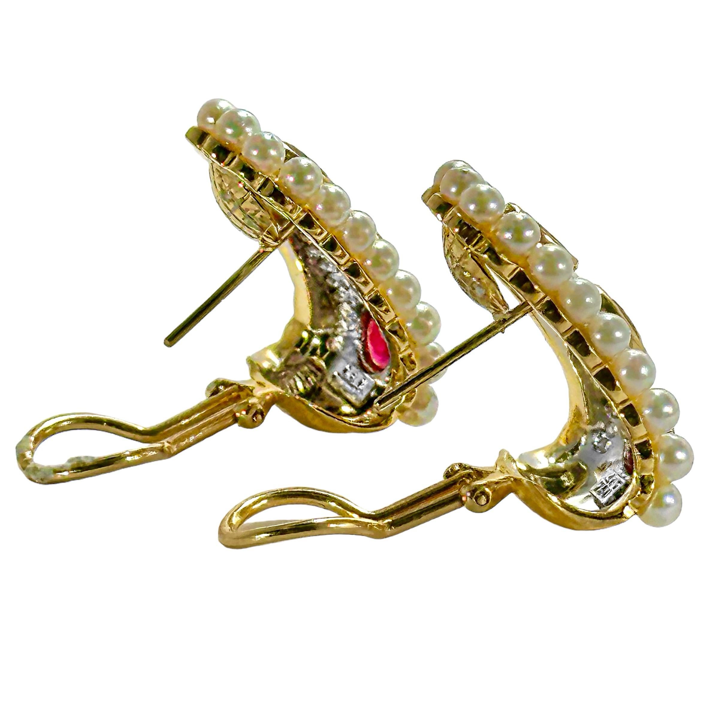 Orecchini a cerchio J in oro giallo 18K con rubini e diamanti bordati di perle in vendita 8