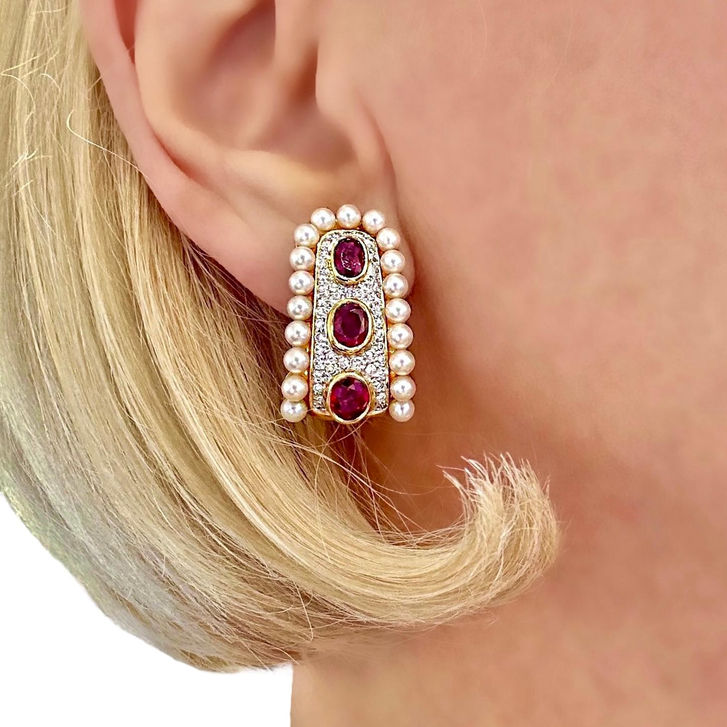 Orecchini a cerchio J in oro giallo 18K con rubini e diamanti bordati di perle in vendita 9