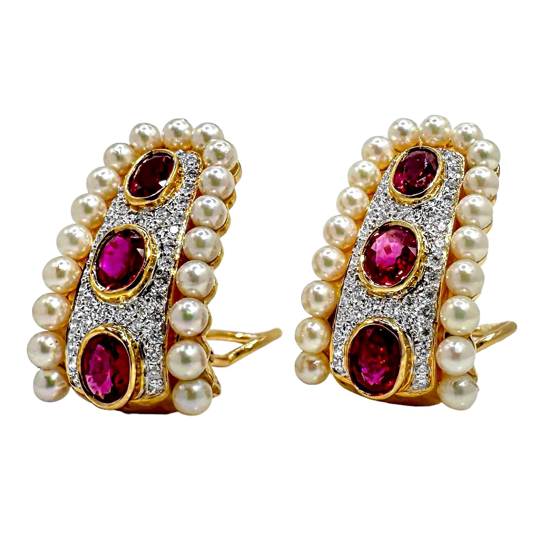 Moderno Orecchini a cerchio J in oro giallo 18K con rubini e diamanti bordati di perle in vendita