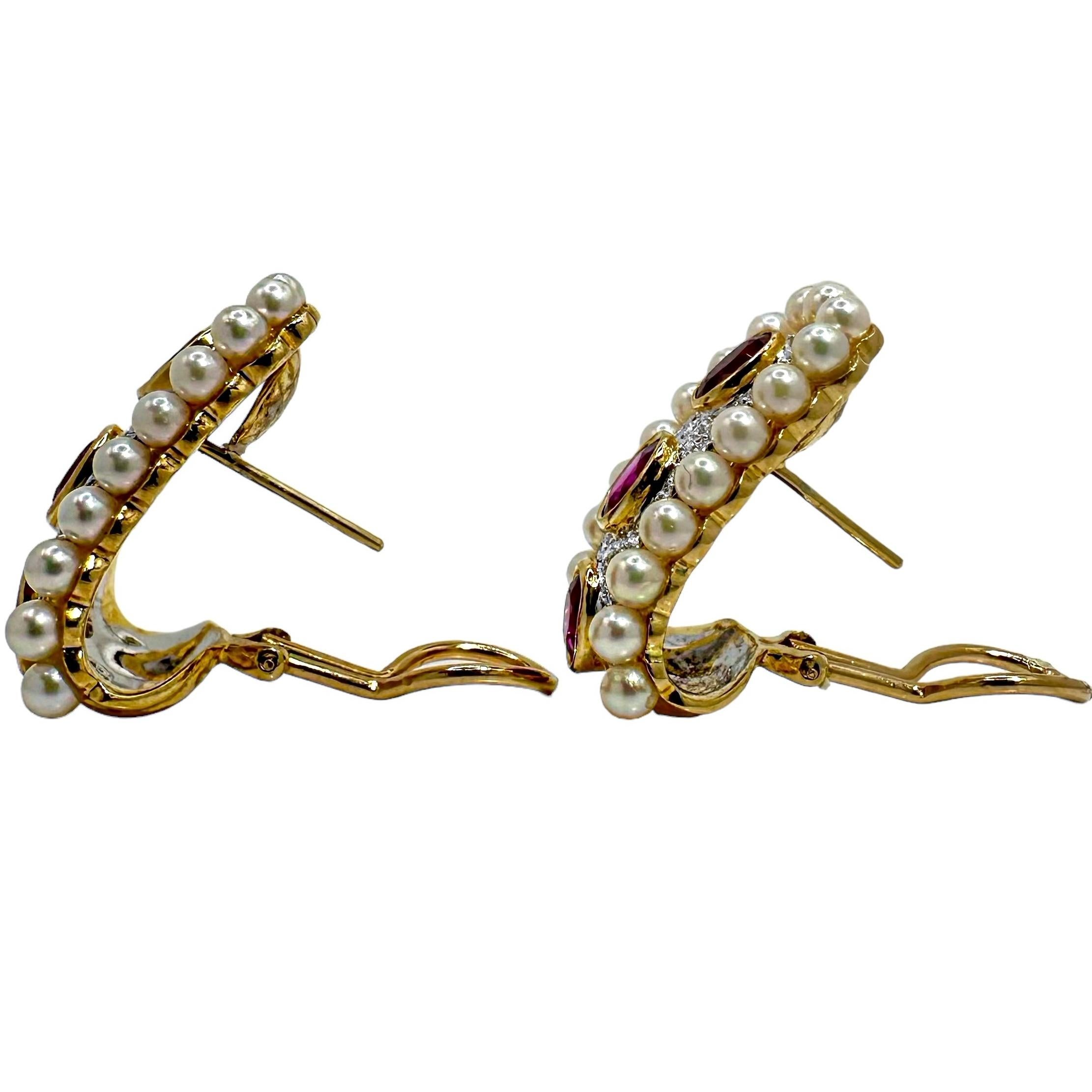 Taglio rotondo Orecchini a cerchio J in oro giallo 18K con rubini e diamanti bordati di perle in vendita