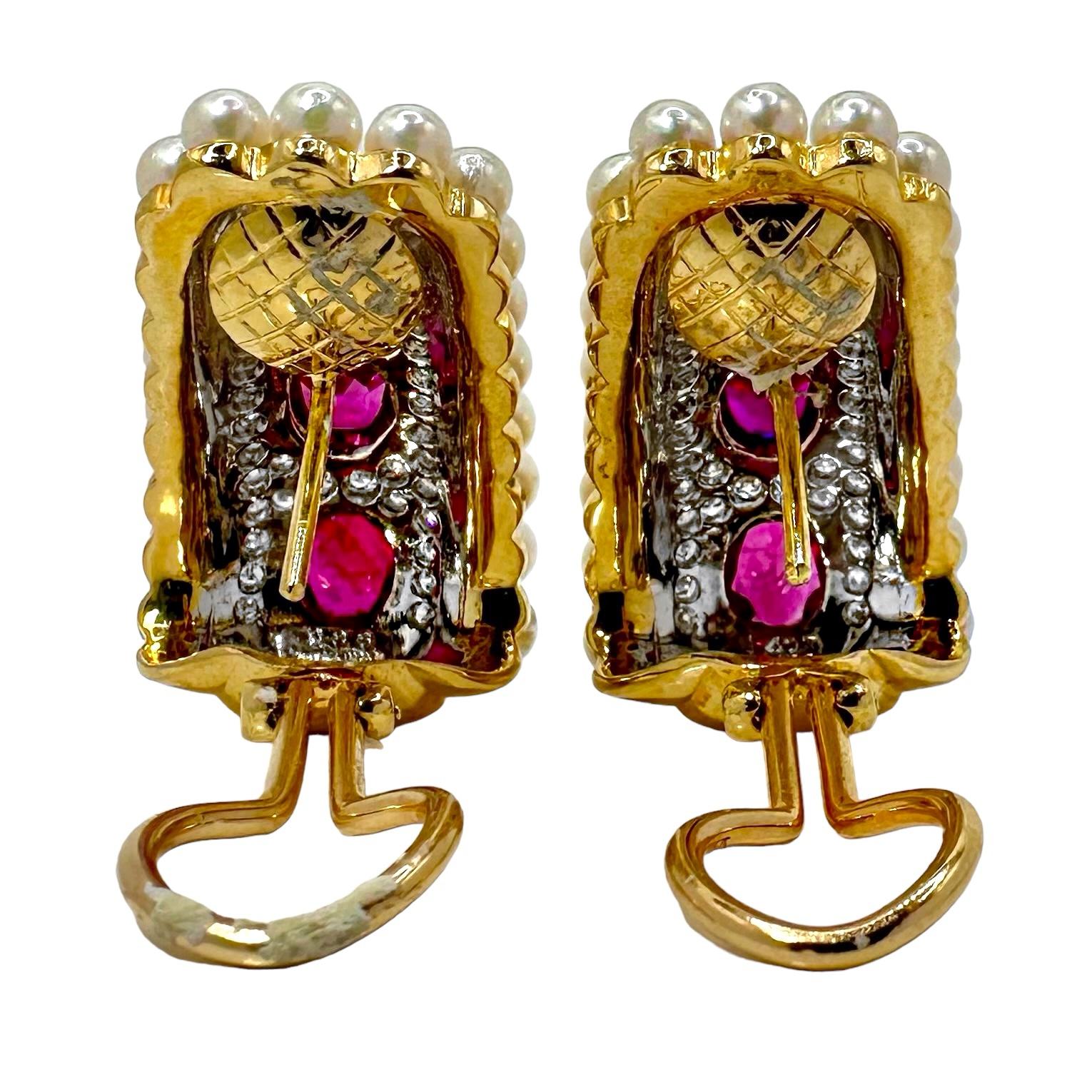 Orecchini a cerchio J in oro giallo 18K con rubini e diamanti bordati di perle In condizioni buone in vendita a Palm Beach, FL
