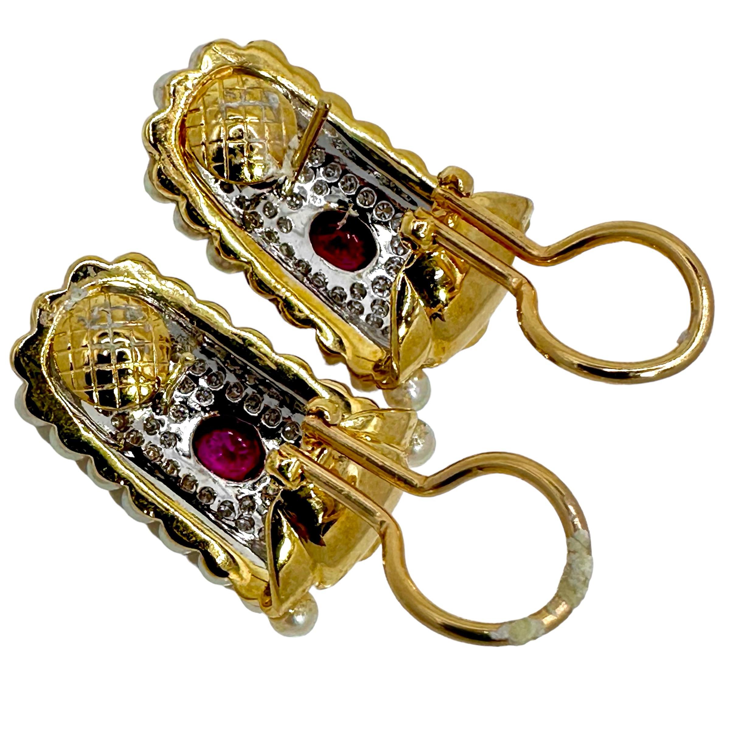 Donna Orecchini a cerchio J in oro giallo 18K con rubini e diamanti bordati di perle in vendita