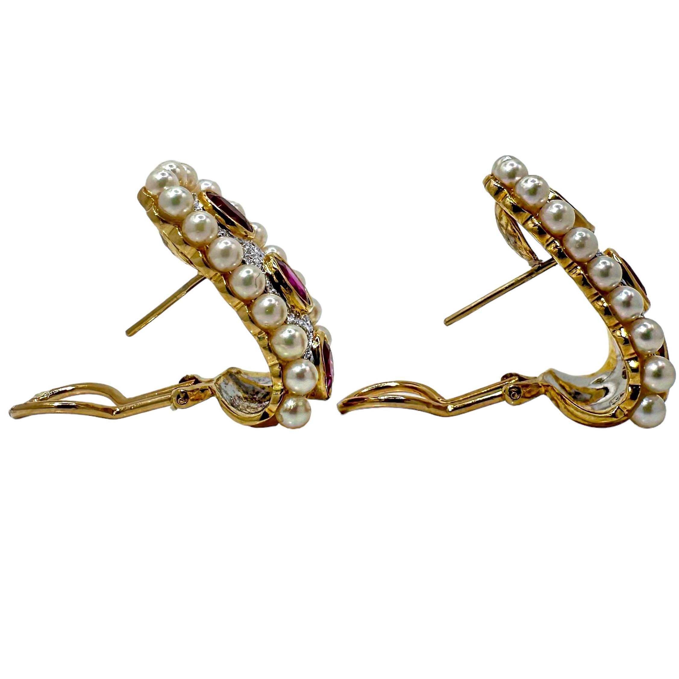 Orecchini a cerchio J in oro giallo 18K con rubini e diamanti bordati di perle in vendita 1