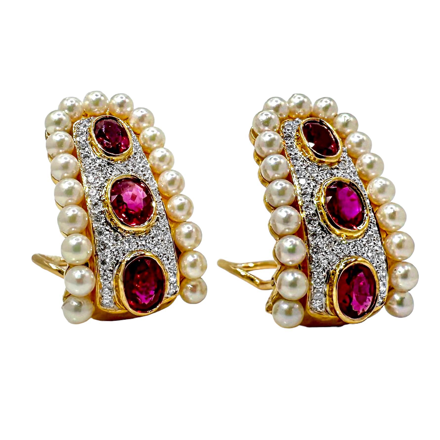 Orecchini a cerchio J in oro giallo 18K con rubini e diamanti bordati di perle in vendita 2