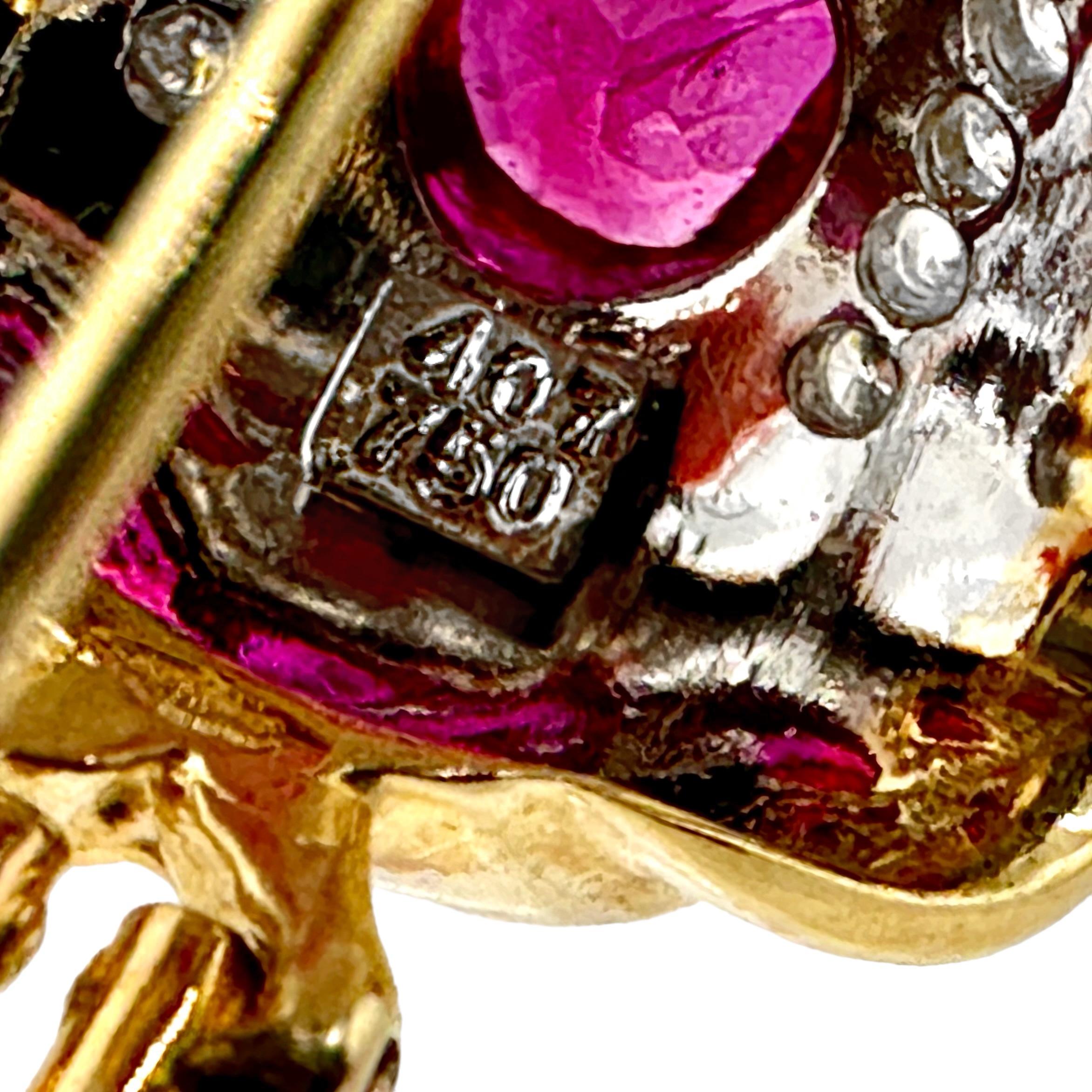 Orecchini a cerchio J in oro giallo 18K con rubini e diamanti bordati di perle in vendita 3