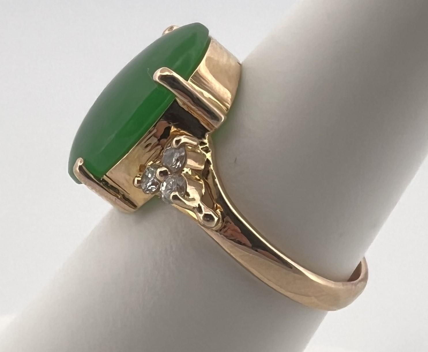 Modern 18k yellow gold Jade and Diamond ring For Sale