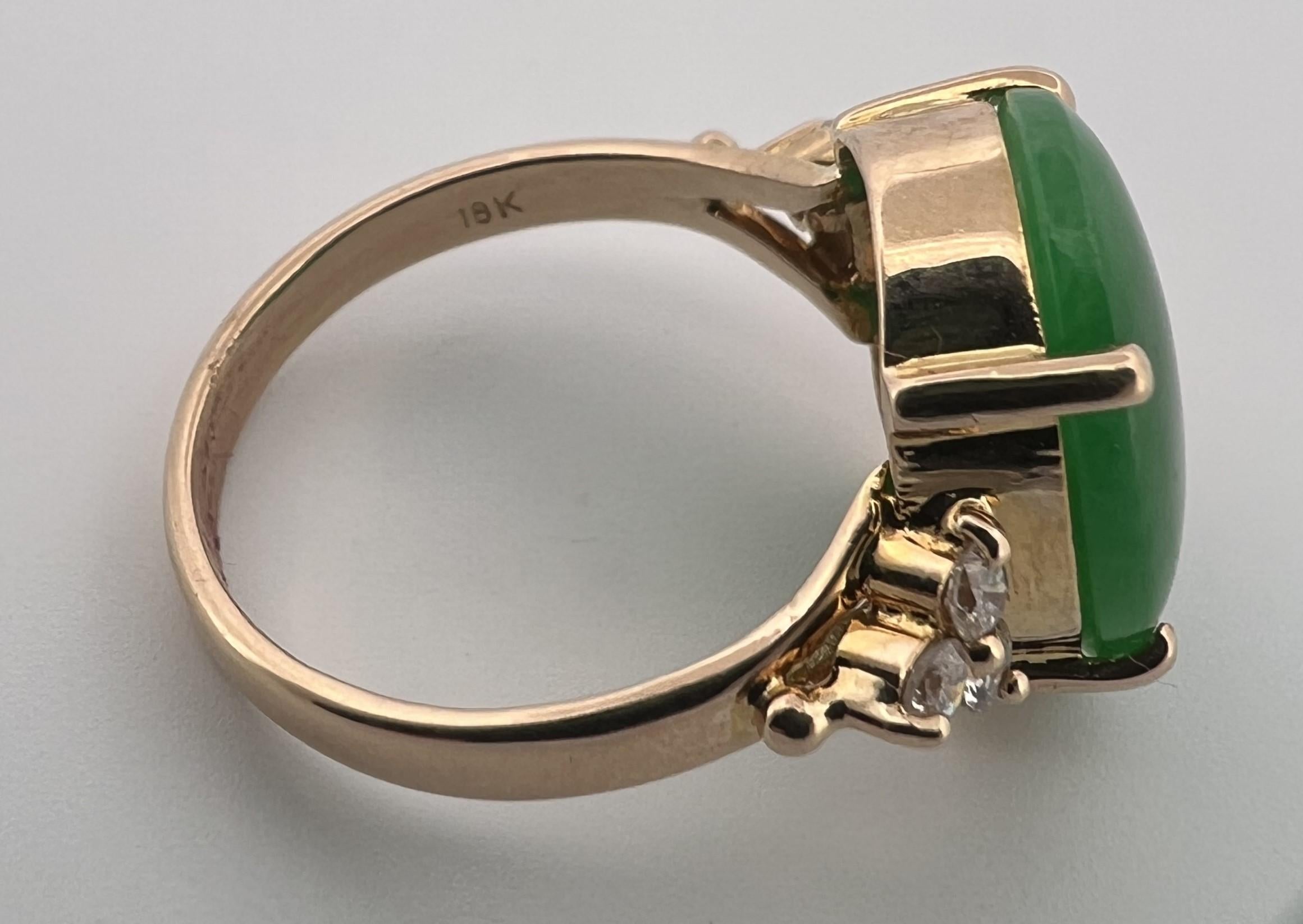 Ring aus 18 Karat Gelbgold mit Jade und Diamanten (Ovalschliff) im Angebot