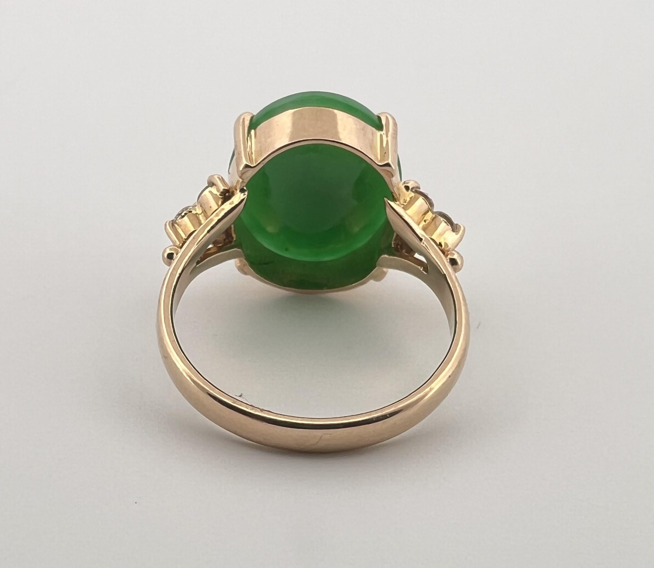 Ring aus 18 Karat Gelbgold mit Jade und Diamanten im Zustand „Hervorragend“ im Angebot in Salinas, CA