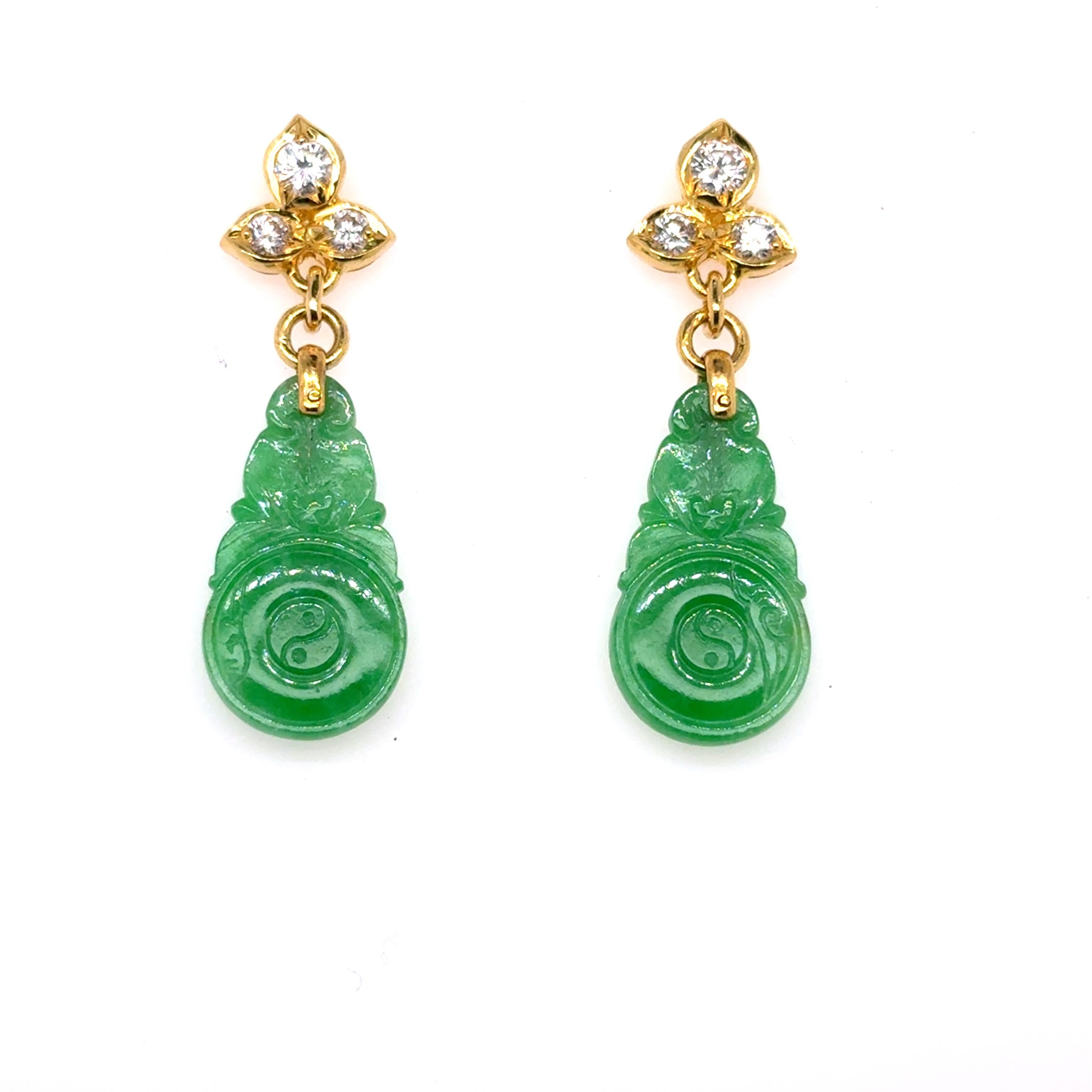 Sculptée à la main dans un jade vert serein provenant du Myanmar, elle est ornée de 0,64 ct de diamants brillants.

Chaque pièce brille dans la chaleur de l'or jaune 18 carats. 

Mesurant 40 x 15 mm, ils sont parfaits pour les mariages dans les