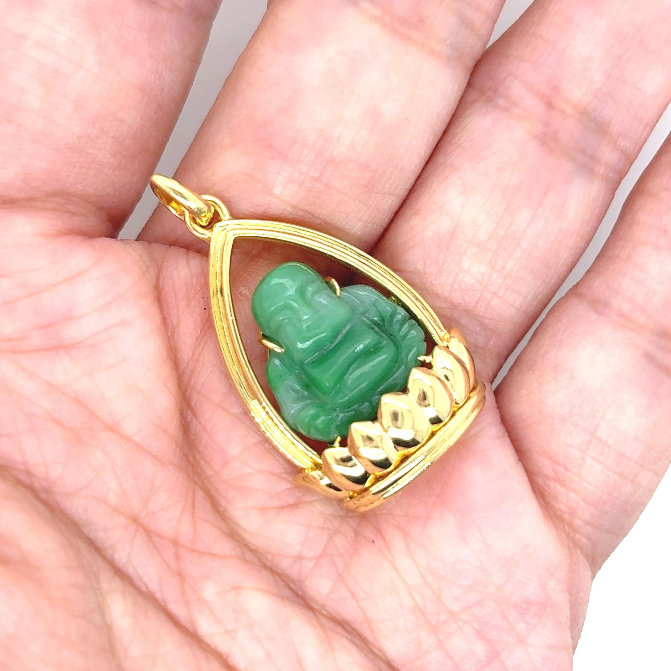 Ciondolo di giada in oro giallo 18k in vendita 9