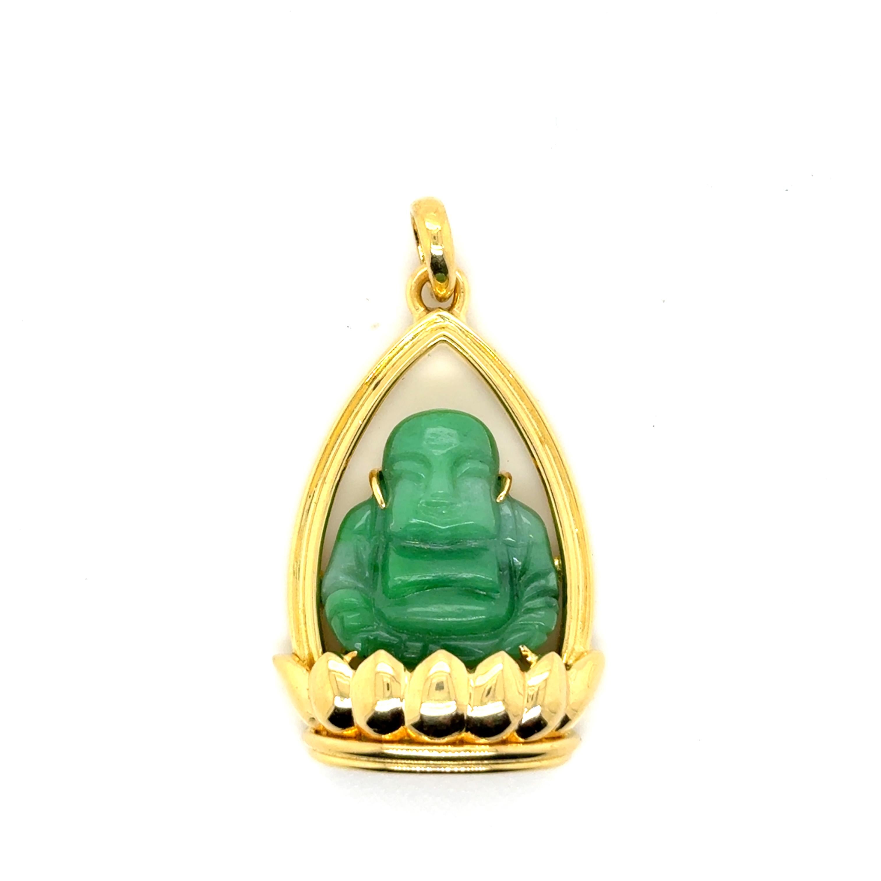 Ciondolo di giada in oro giallo 18k in vendita 1