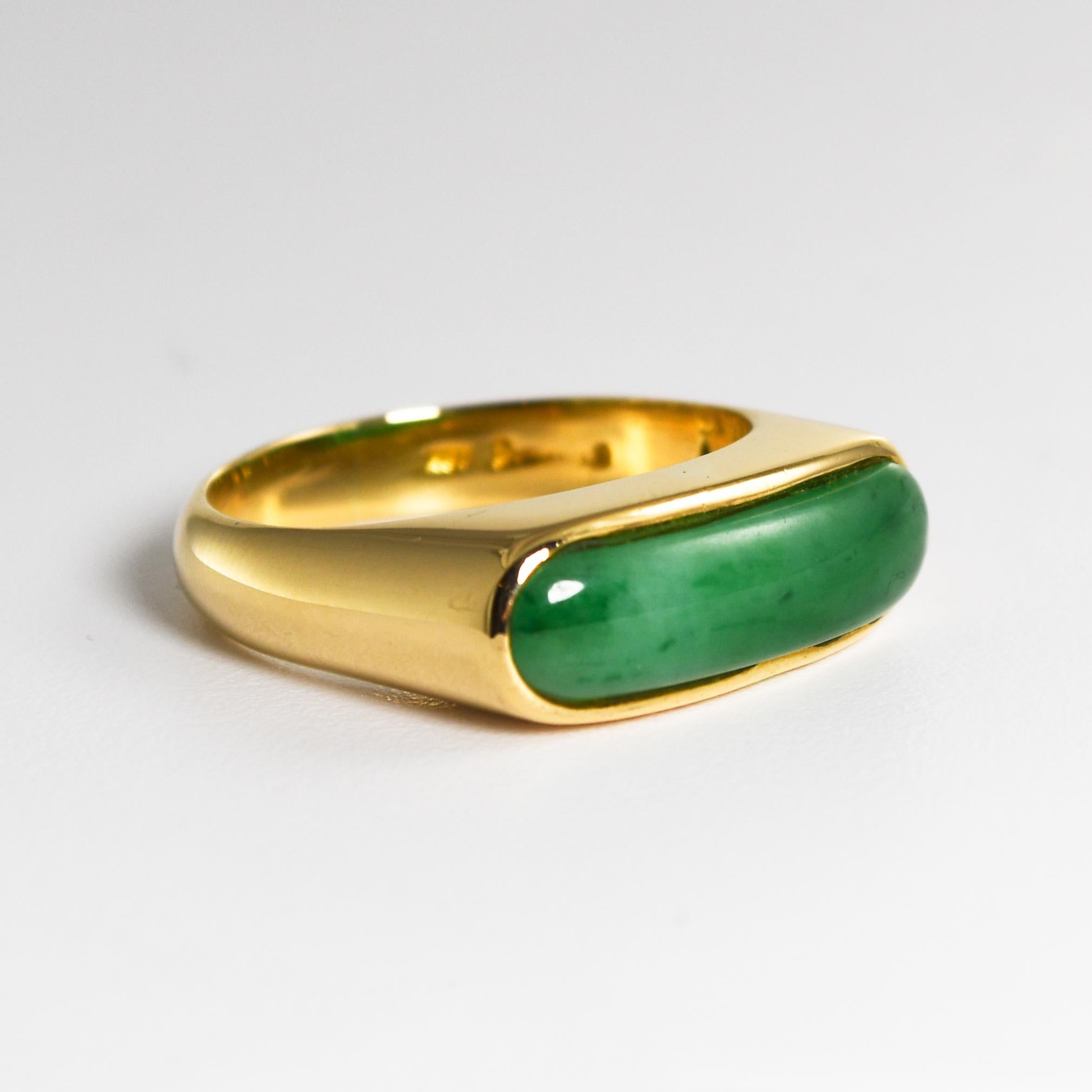 Ring aus 18 Karat Gelbgold und Jade.
Gestempelt 18k und wiegt 7,6 Gramm Bruttogewicht.
Die natürliche grüne Jade hat eine schöne Farbe und ist 19 mm lang und 5,5 mm breit.
Die Oberseite des Rings ist 7 mm breit.
Die Ringgröße ist 8 und kann gegen