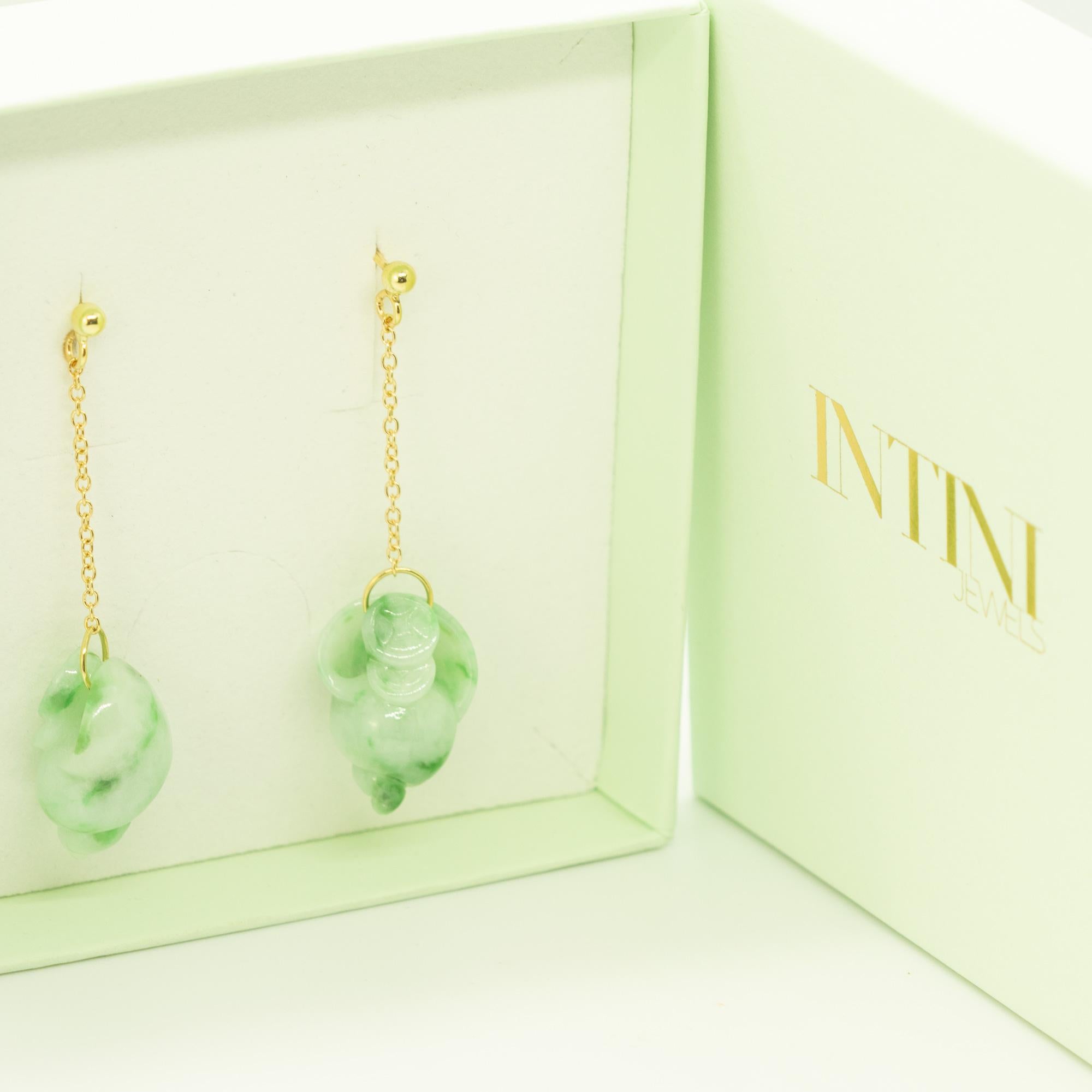 Art Nouveau Orecchini pendenti estivi a forma di conchiglia in giadeite d'oro giallo 18 carati Intini Jewels in vendita
