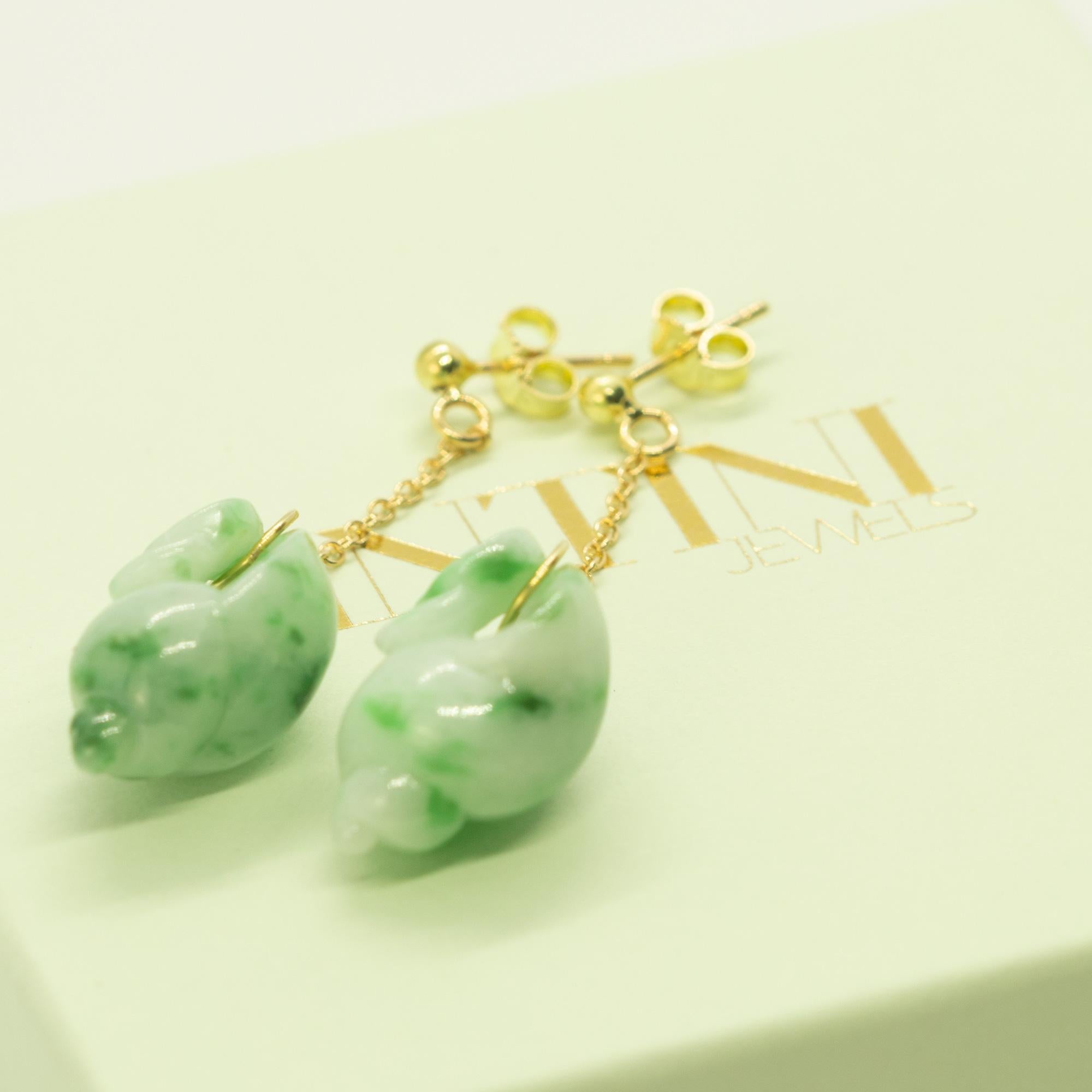 Taglio brillante Orecchini pendenti estivi a forma di conchiglia in giadeite d'oro giallo 18 carati Intini Jewels in vendita