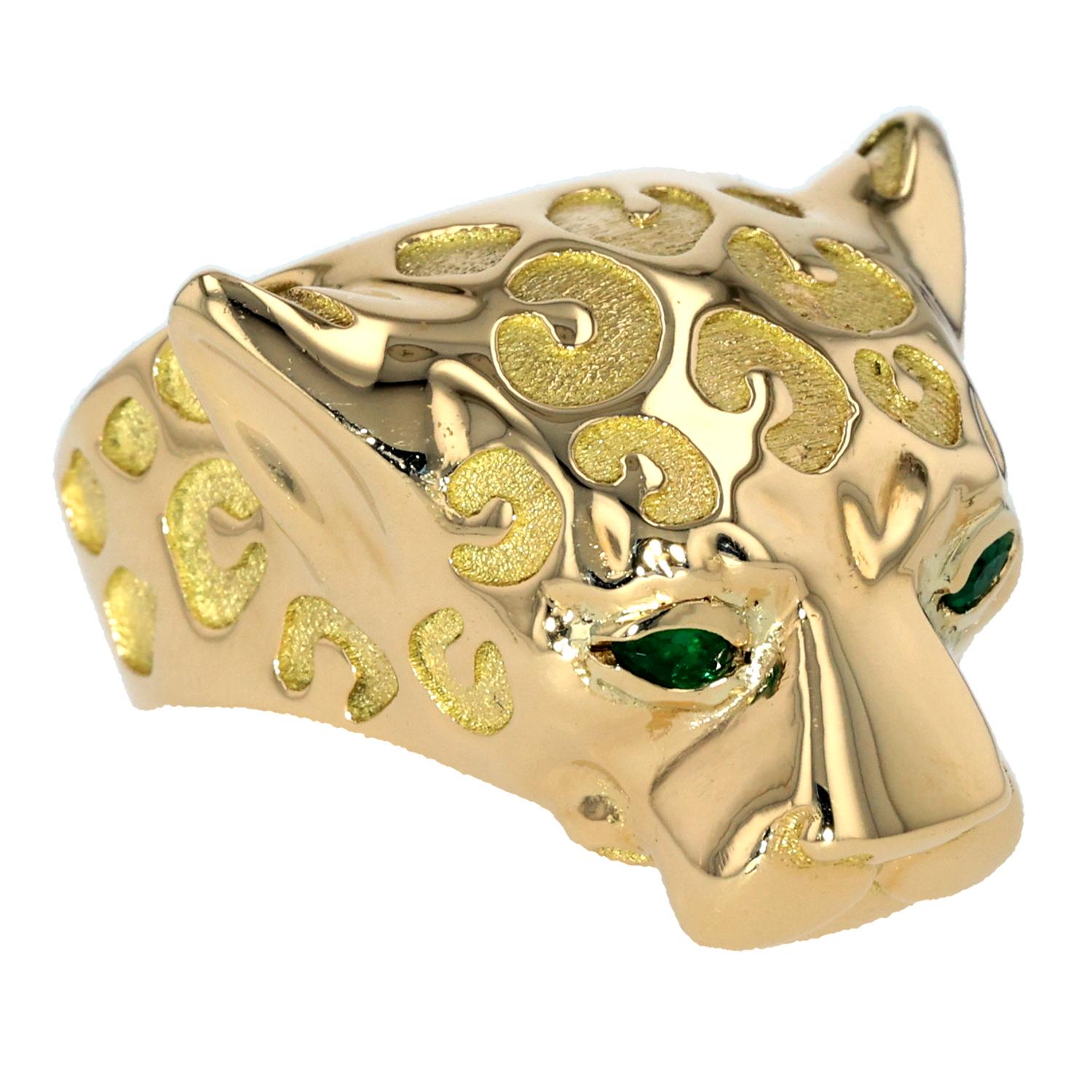 The 18K Yellow Gold Jaguar Ring by Tane is an exquisite piece that captures the essence of luxury and daring design. Crafted from polished 18K yellow gold, this ring features the sculpted form of a jaguar, complete with piercing emerald eyes that