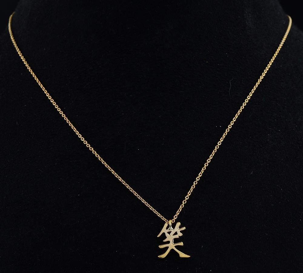 Moderne Pendentif en or jaune 18 ct Kanji japonais Symbole du bonheur Pendentif breloque sourire Bijoux fins en vente