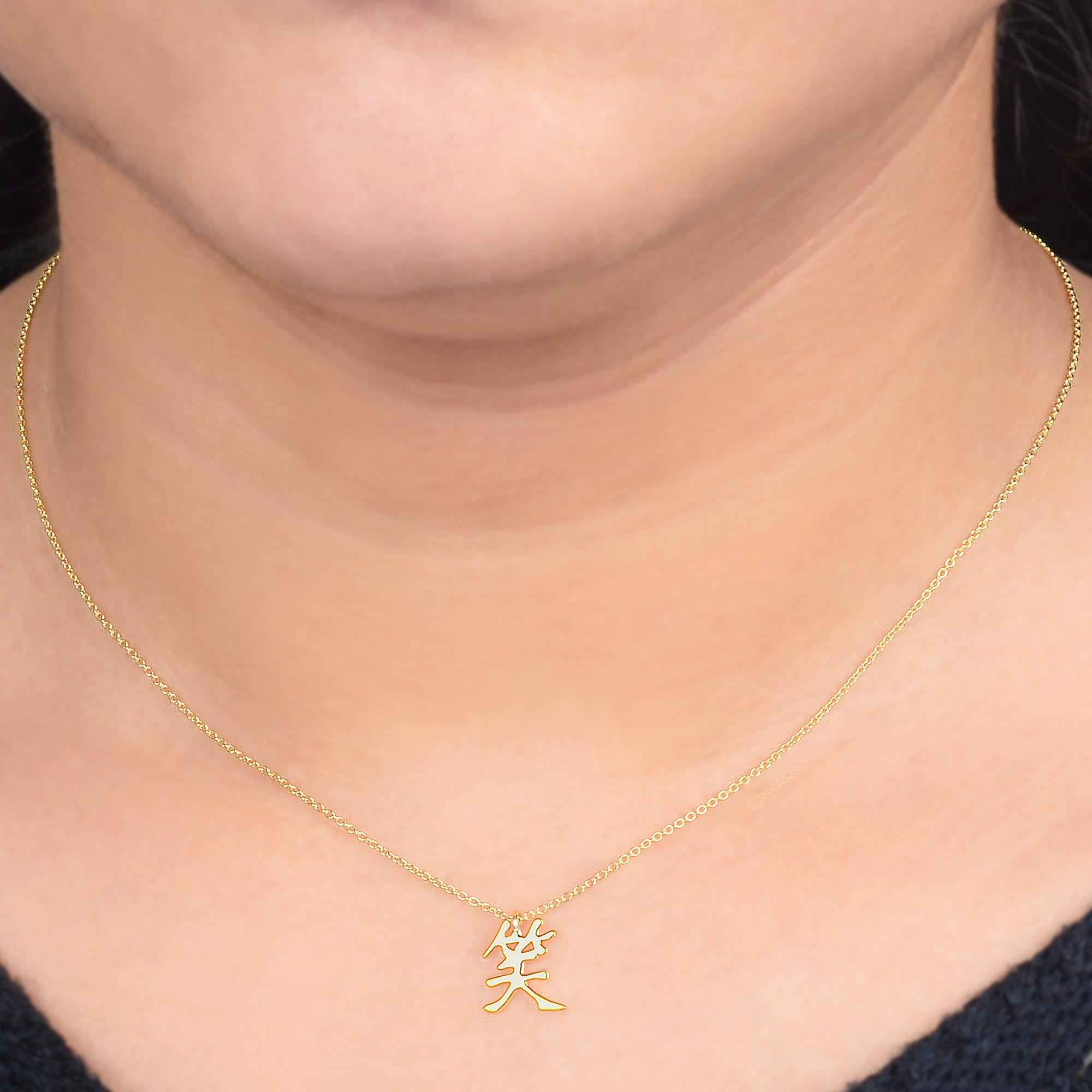 Pendentif en or jaune 18 ct Kanji japonais Symbole du bonheur Pendentif breloque sourire Bijoux fins Neuf - En vente à Diera, Dubai