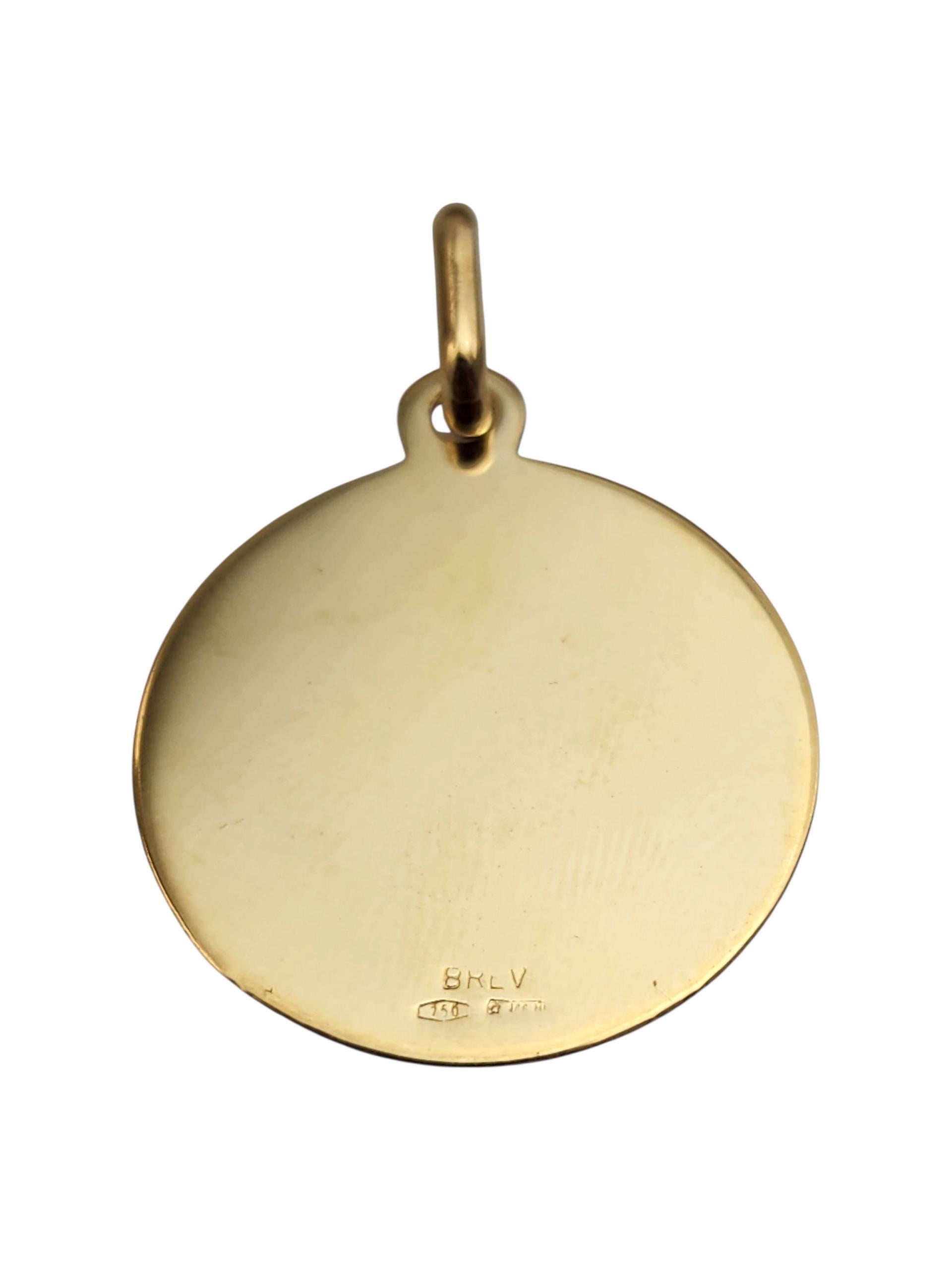 18K Gelbgold Jesus von Nazareth Anhänger -

Dieser Jesus von Nazareth-Anhänger aus 18 Karat Gelbgold zeigt ein wunderschönes Bild von Jesus, das tiefe spirituelle Bedeutung und Hingabe widerspiegelt. Elegant gefertigt und mit einem glänzenden Finish