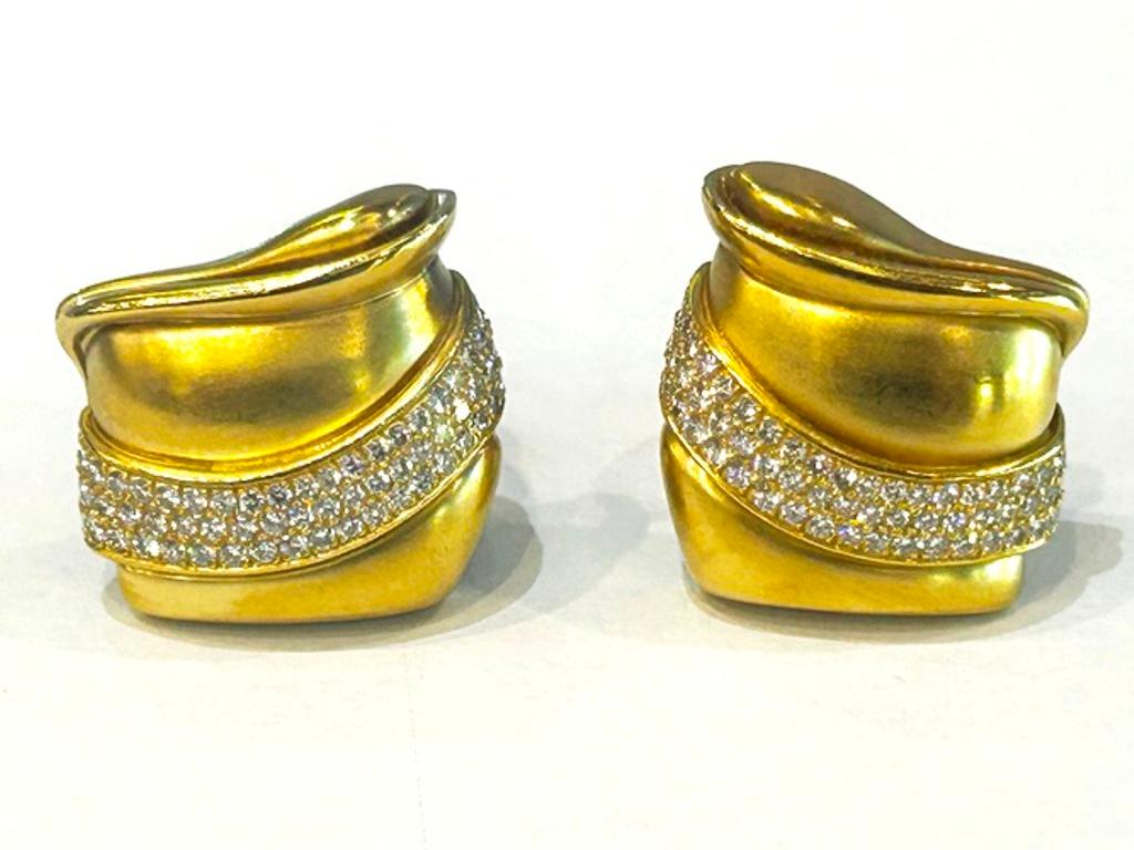 These elegant gold & diamond earrings carry the signature chic point-of-view of luxury goods and jewelry brand Kieselstein-Cord has remained a fashionable tastemaker crafting jewelry & leather goods.

Brand= Kieselstein 
Diamonds= 1.65 Carats