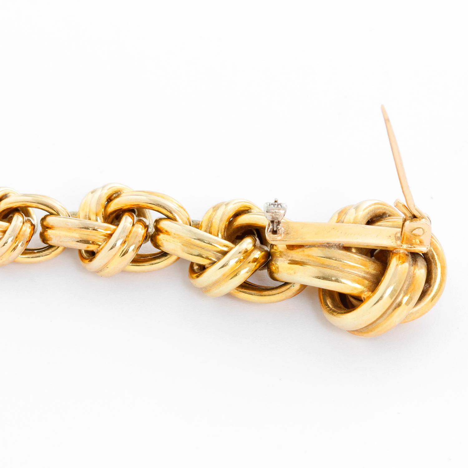 18 Karat Yellow Gold Knot Lapel Pin In Excellent Condition For Sale In Dallas, TX