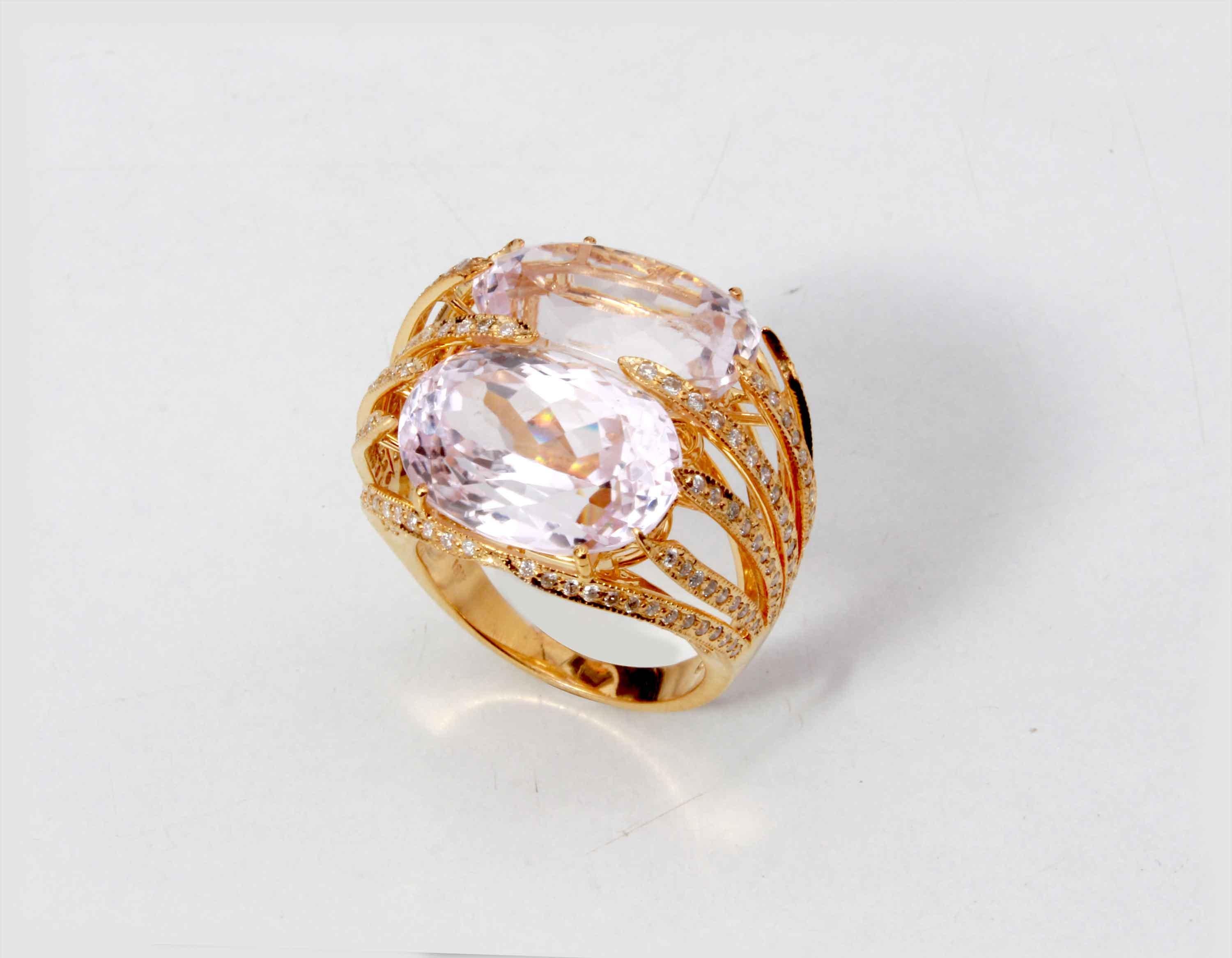 18 Karat Yellow Gold Kunzite and Diamond Ring In New Condition For Sale In New York, NY
