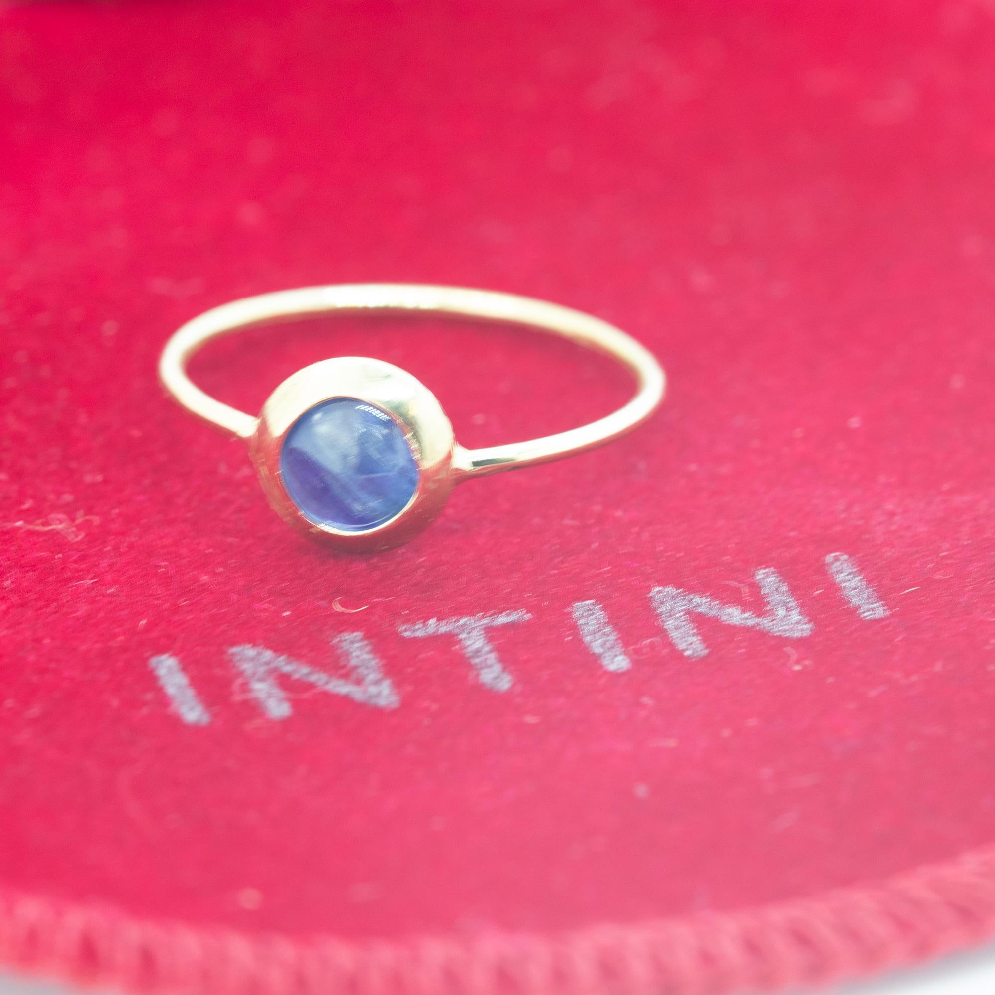 Nos pierres précieuses naturelles résonnent profondément avec l'âme de celui qui les porte.
Cette collection de délicates bagues empilables ne fait pas exception à la règle, car son charme gracieux et sa couleur bleu profond vous rempliront de