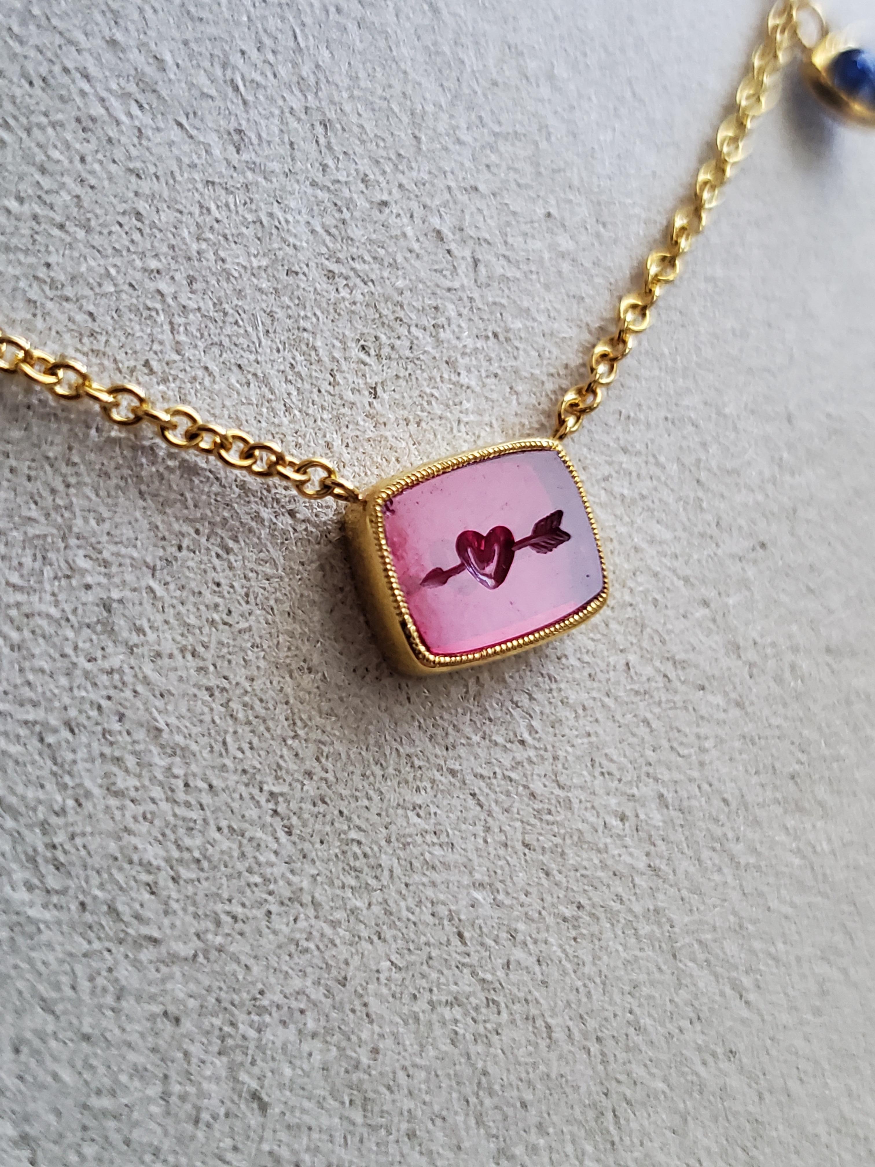 Contemporain Collier en or jaune 18K, intaille de rubis de laboratoire et saphir, cœurs et flèches en vente