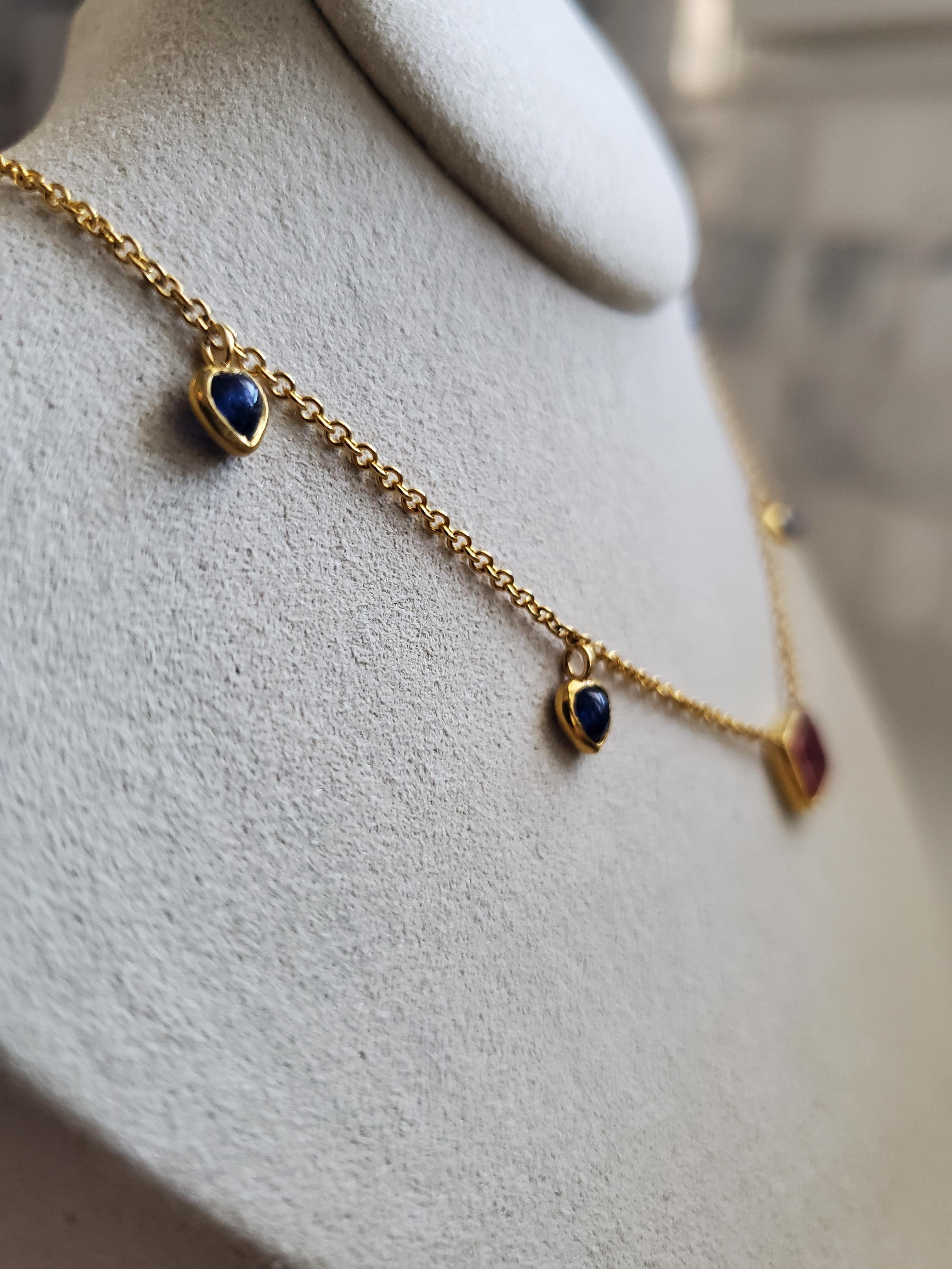 Taille cabochon Collier en or jaune 18K, intaille de rubis de laboratoire et saphir, cœurs et flèches en vente