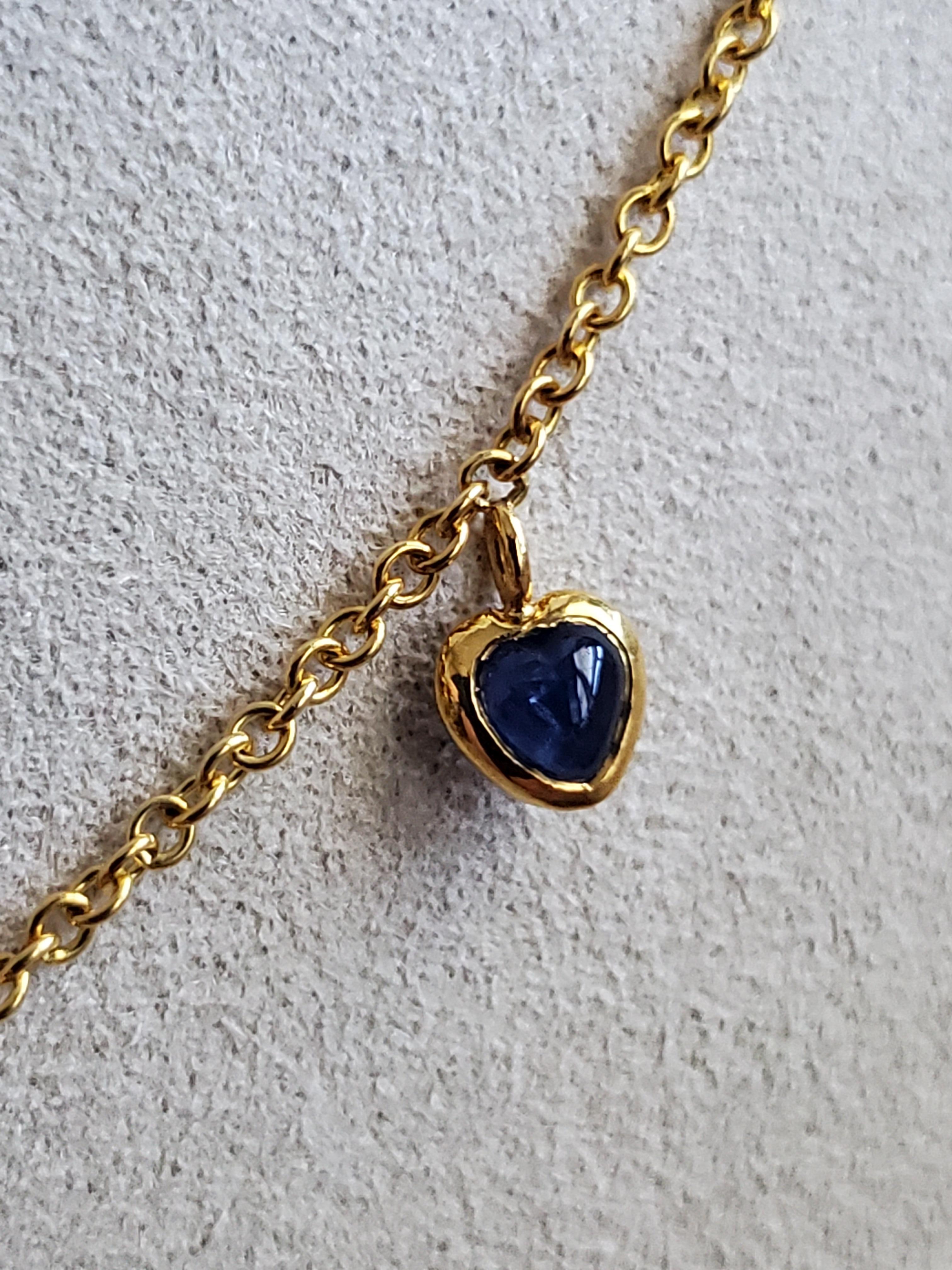 Collier en or jaune 18K, intaille de rubis de laboratoire et saphir, cœurs et flèches Neuf - En vente à San Diego, CA