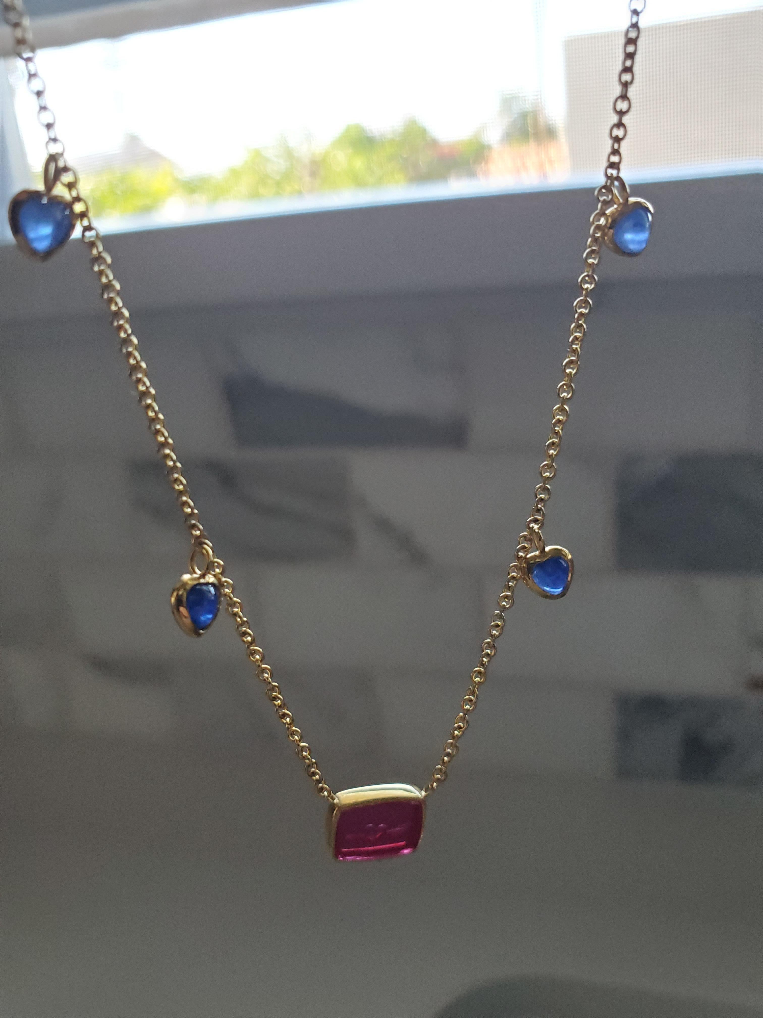 Collier en or jaune 18K, intaille de rubis de laboratoire et saphir, cœurs et flèches Unisexe en vente