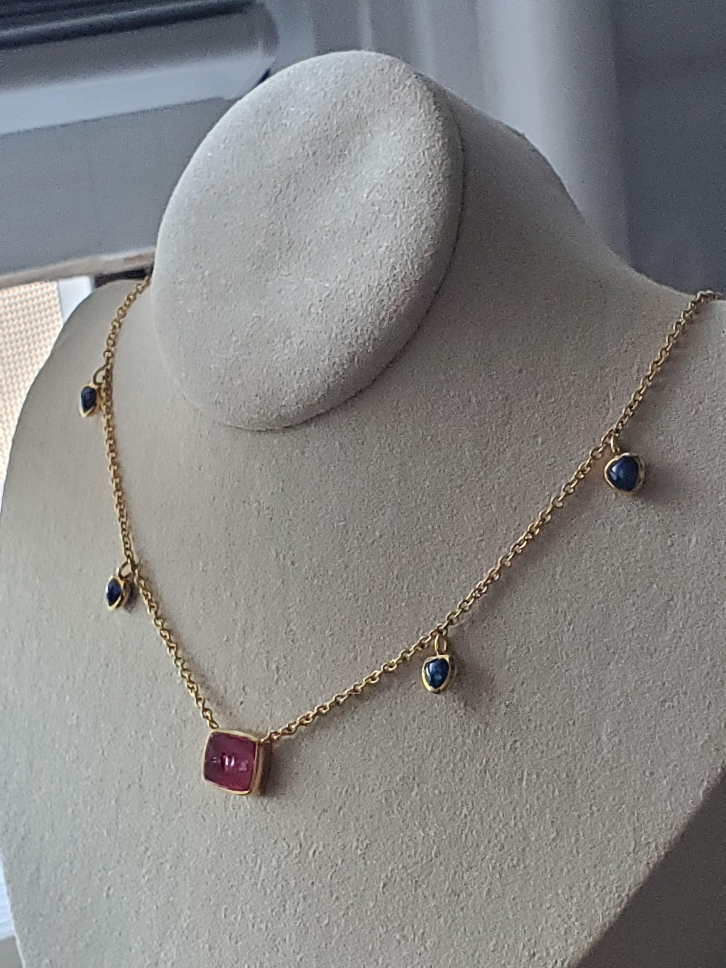 Collier en or jaune 18K, intaille de rubis de laboratoire et saphir, cœurs et flèches en vente 1